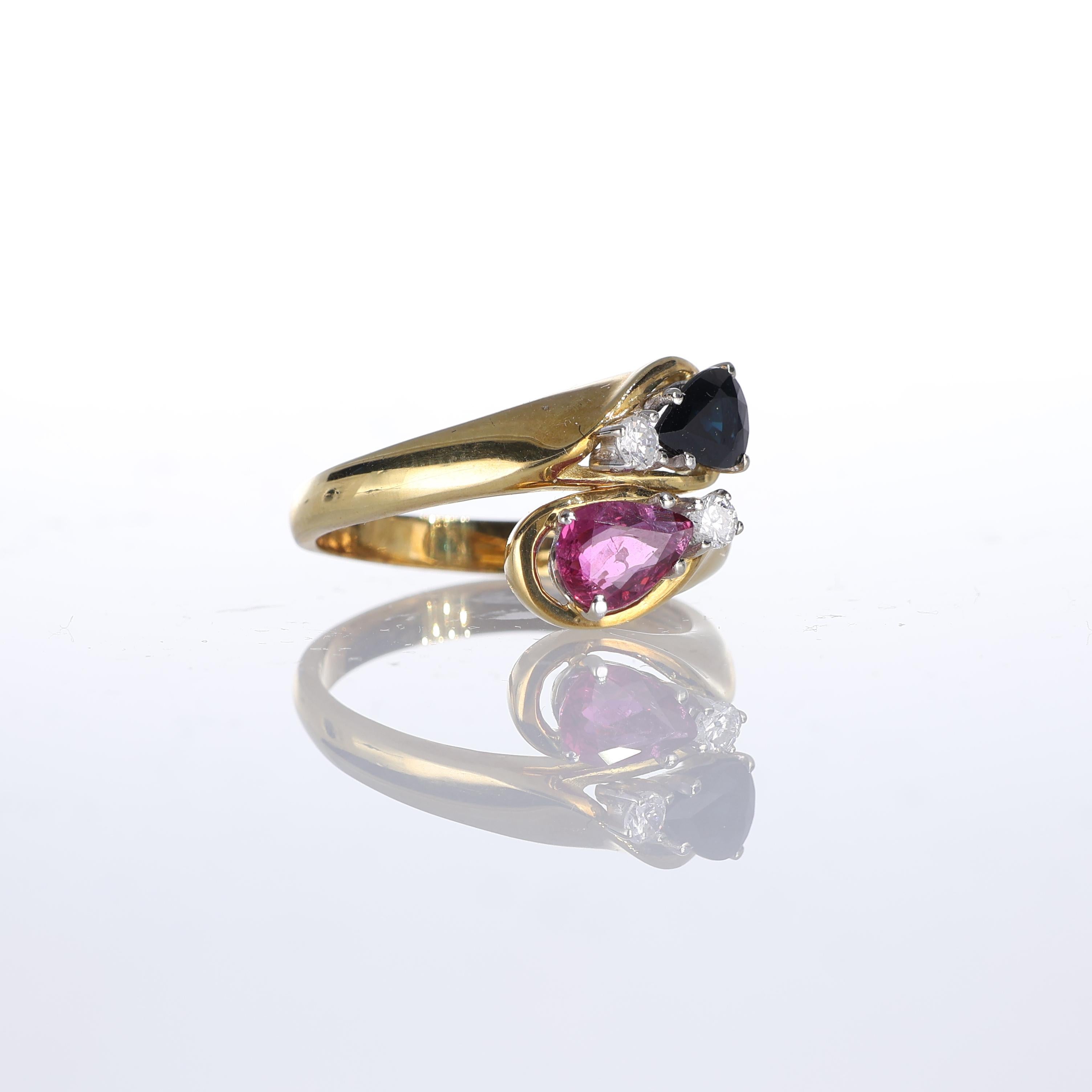 Anillo de oro amarillo de 18 quilates con rubí y zafiro talla pera en contraste y diamantes Corte brillante en venta