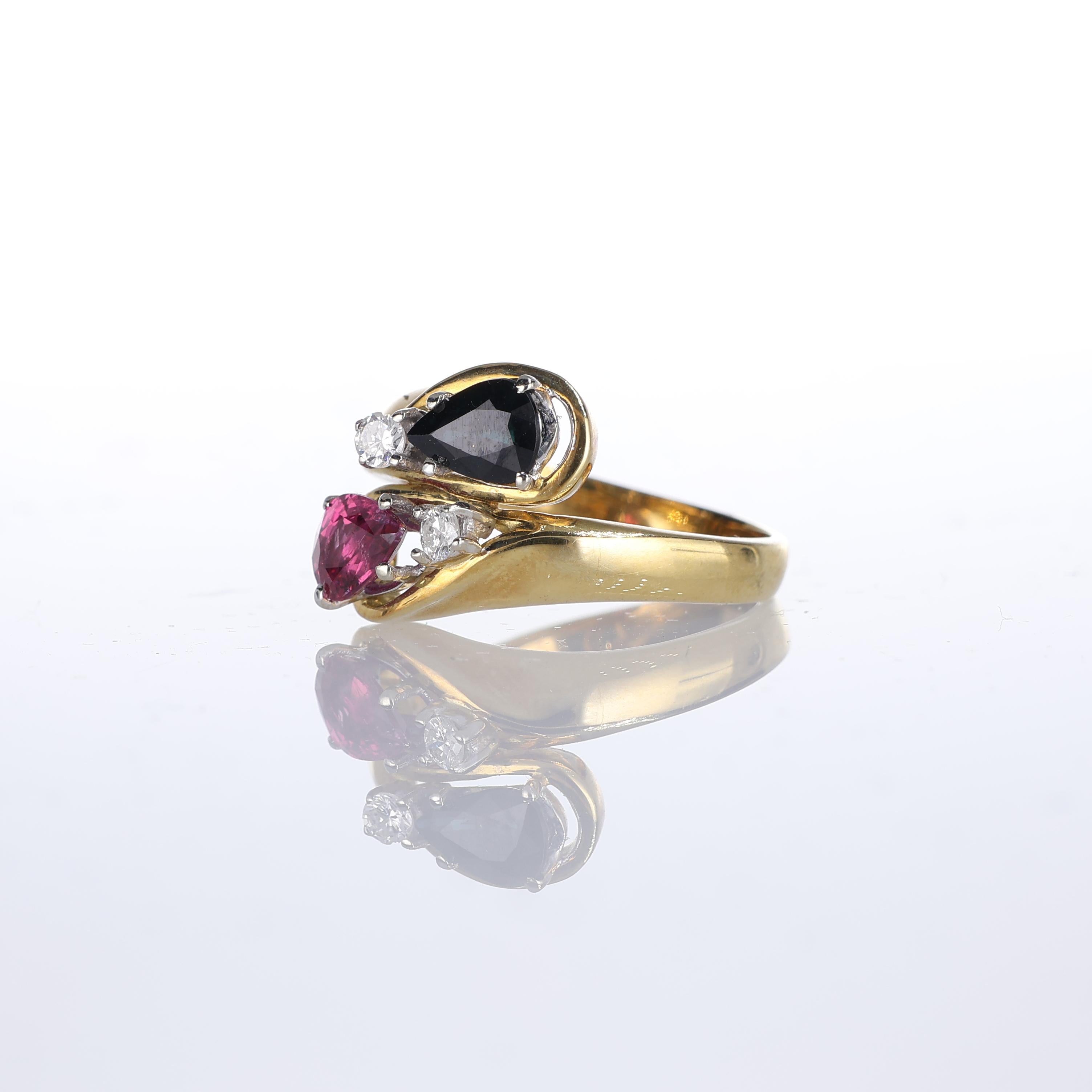 Anillo de oro amarillo de 18 quilates con rubí y zafiro talla pera en contraste y diamantes en Nuevo estado para la venta en Bergamo, BG