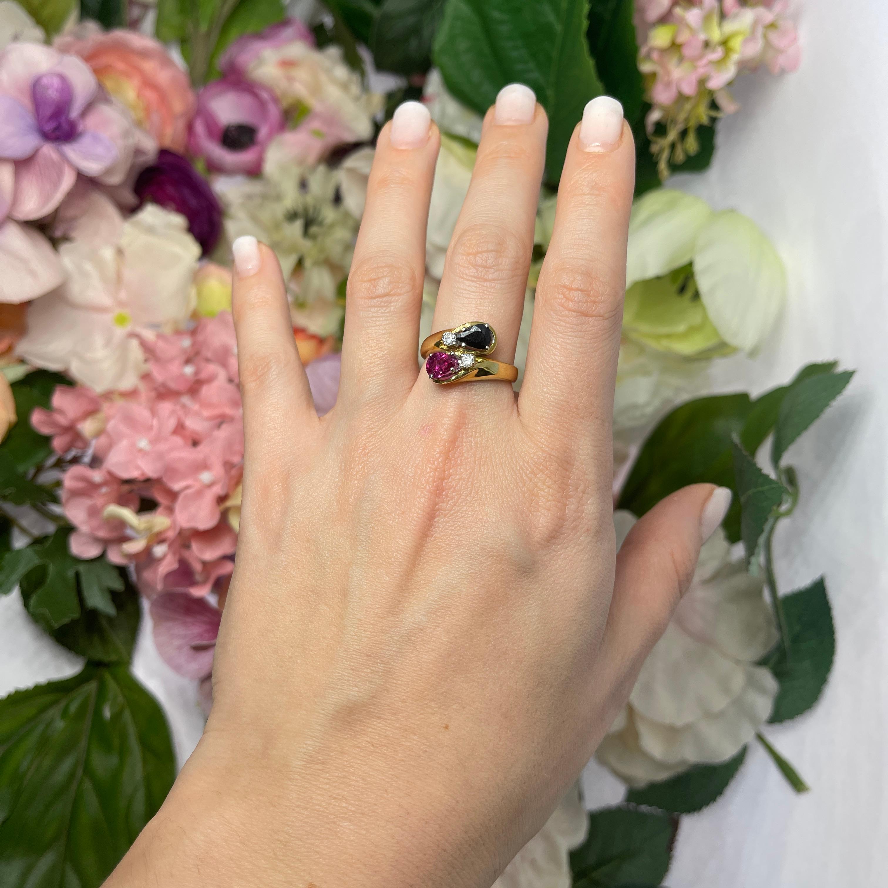 Anillo de oro amarillo de 18 quilates con rubí y zafiro talla pera en contraste y diamantes en venta 1