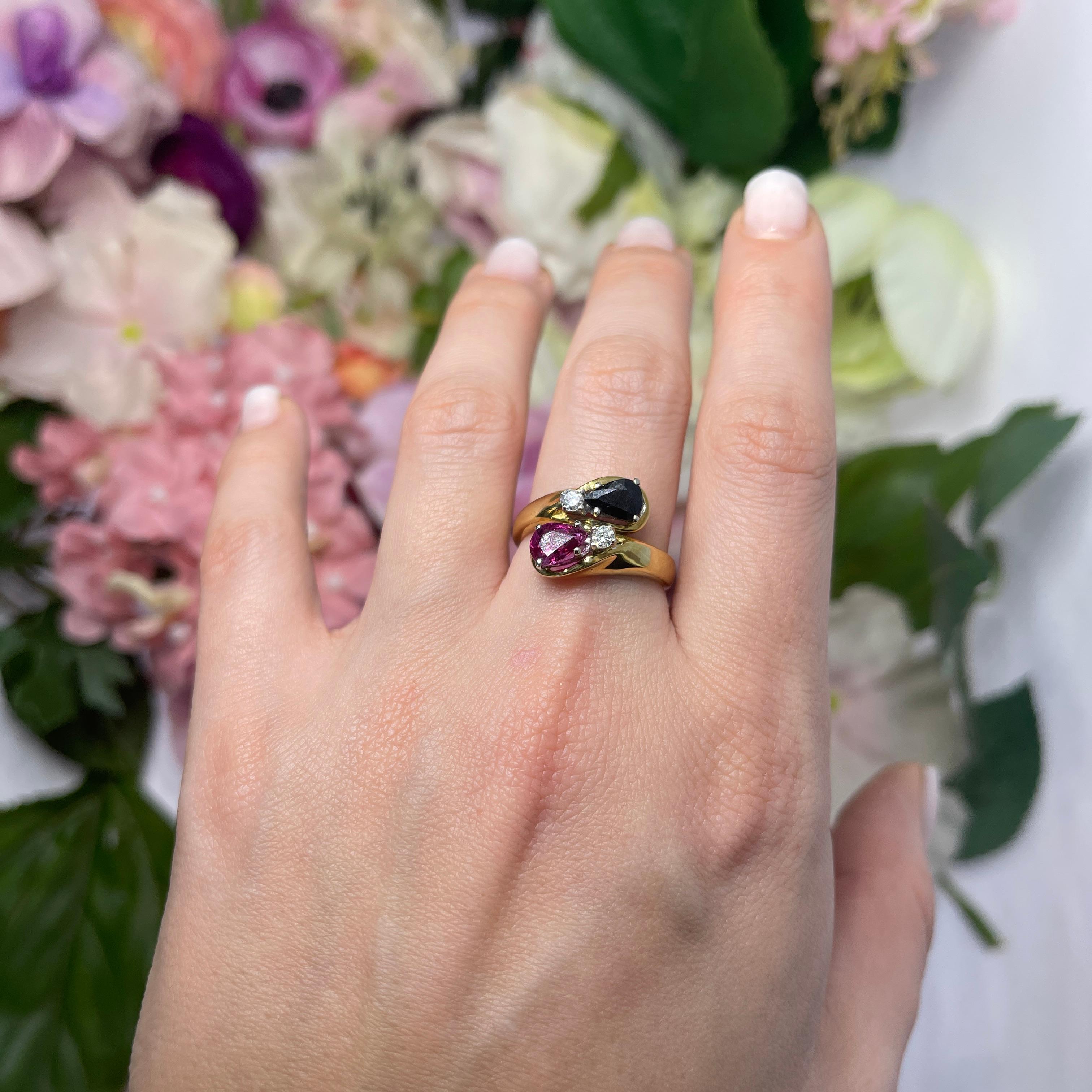 Anillo de oro amarillo de 18 quilates con rubí y zafiro talla pera en contraste y diamantes en venta 2