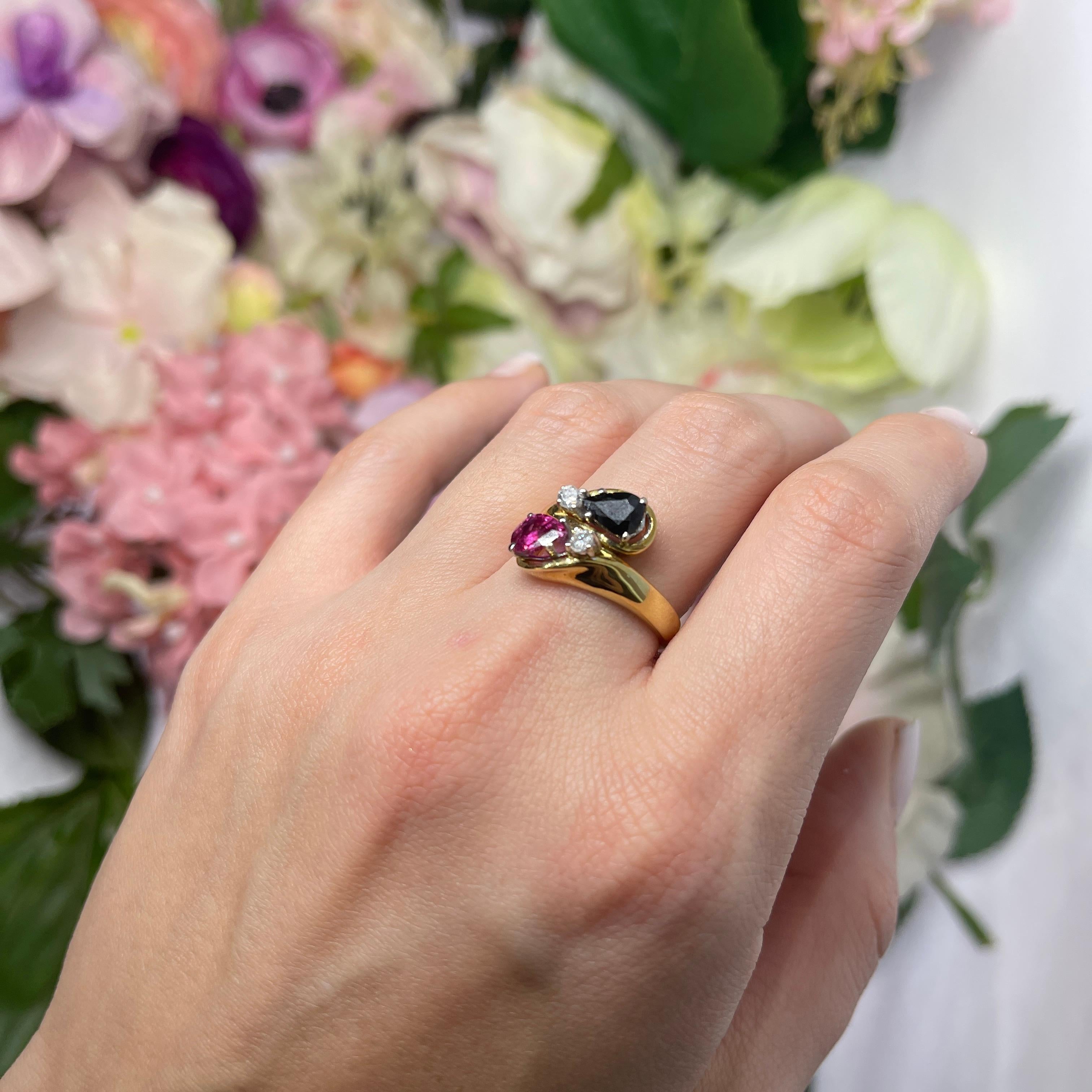 Anillo de oro amarillo de 18 quilates con rubí y zafiro talla pera en contraste y diamantes en venta 3