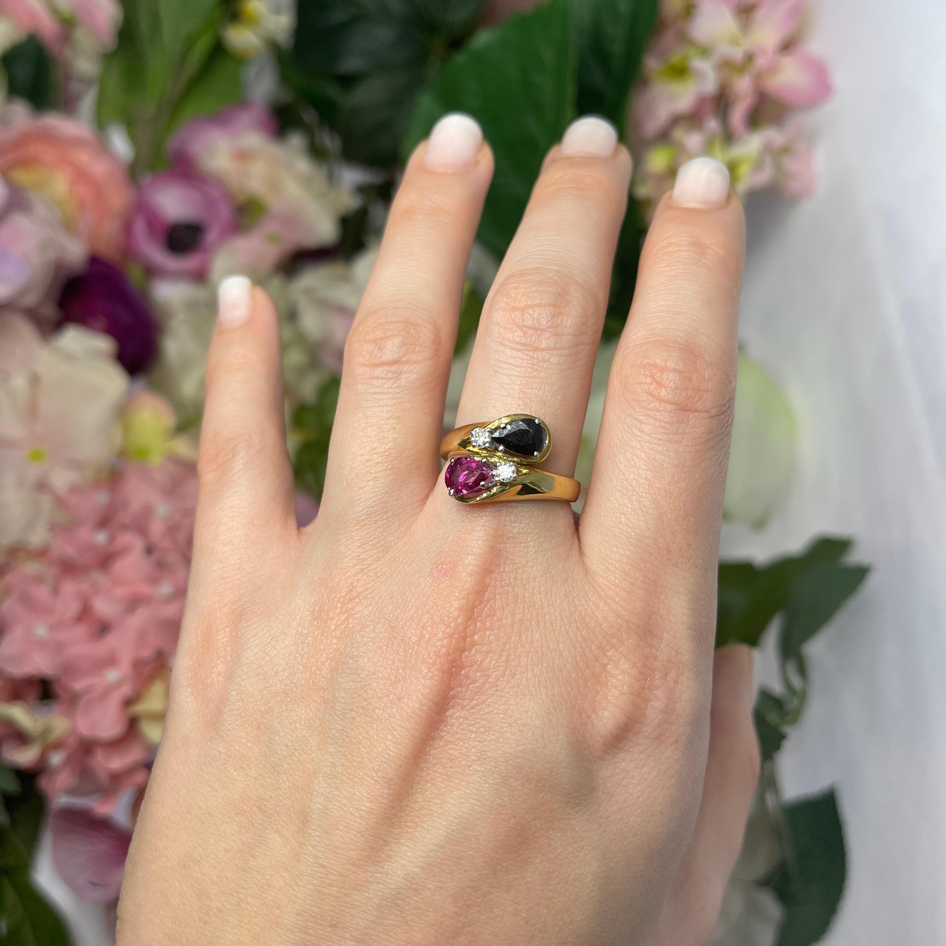 Anillo de oro amarillo de 18 quilates con rubí y zafiro talla pera en contraste y diamantes en venta 4