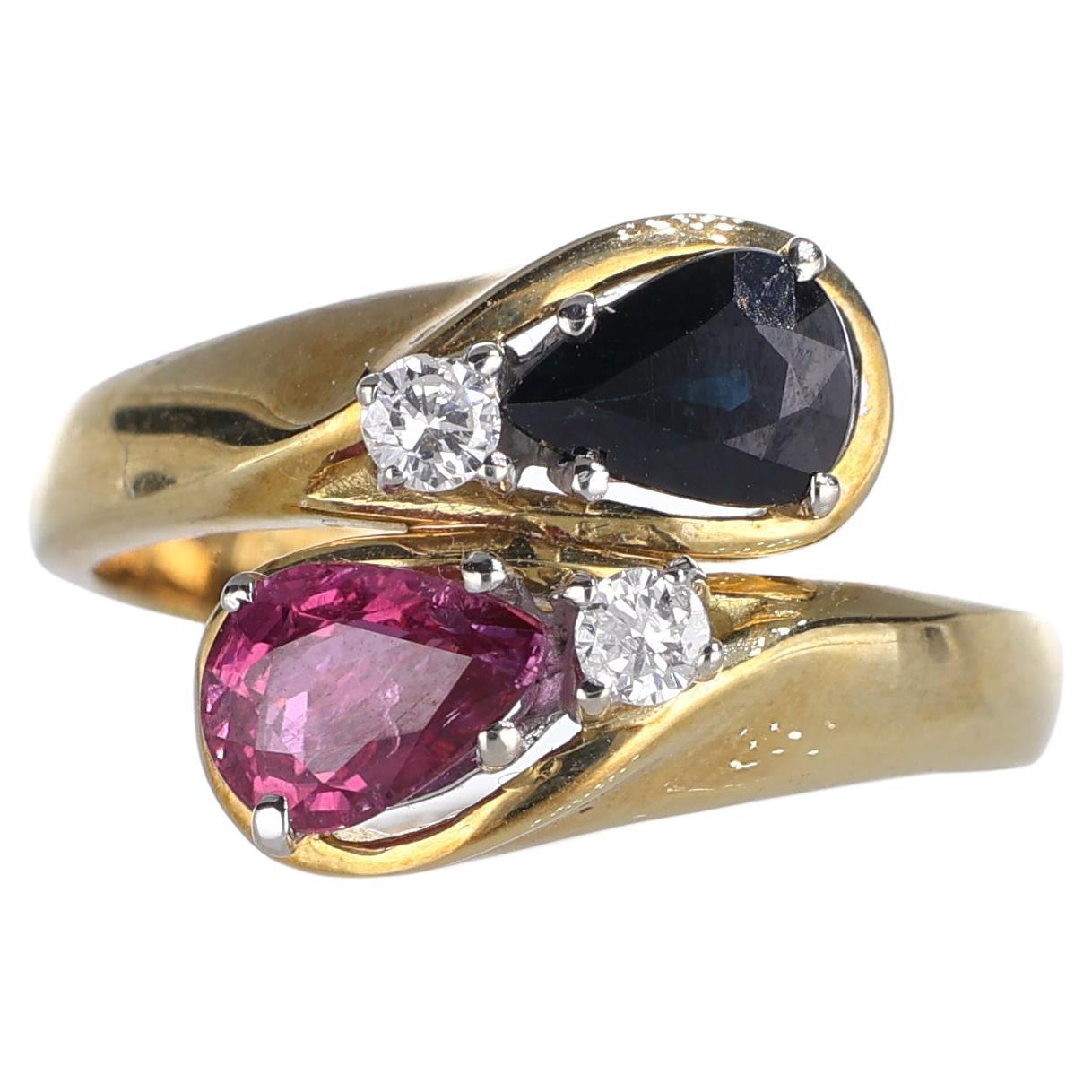 Anillo de oro amarillo de 18 quilates con rubí y zafiro talla pera en contraste y diamantes en venta