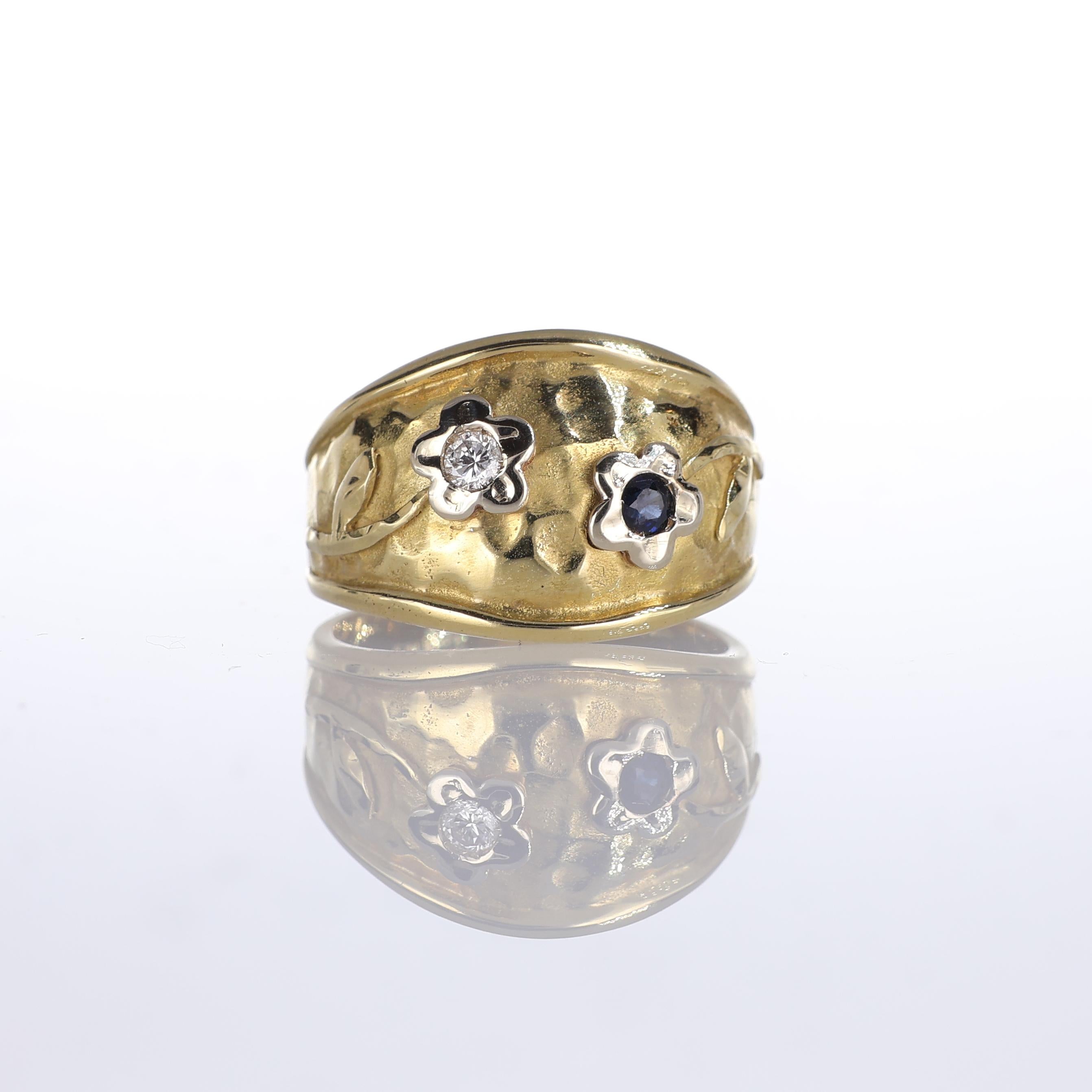 NOTE IMPORTANTE :
✔ Aucun coût supplémentaire ne sera ajouté à cette commande.
✔ Les frais d'expédition et de douane sont entièrement à notre charge.
--------------------
Cette élégante bague en or jaune 18kt présente un anneau martelé orné de