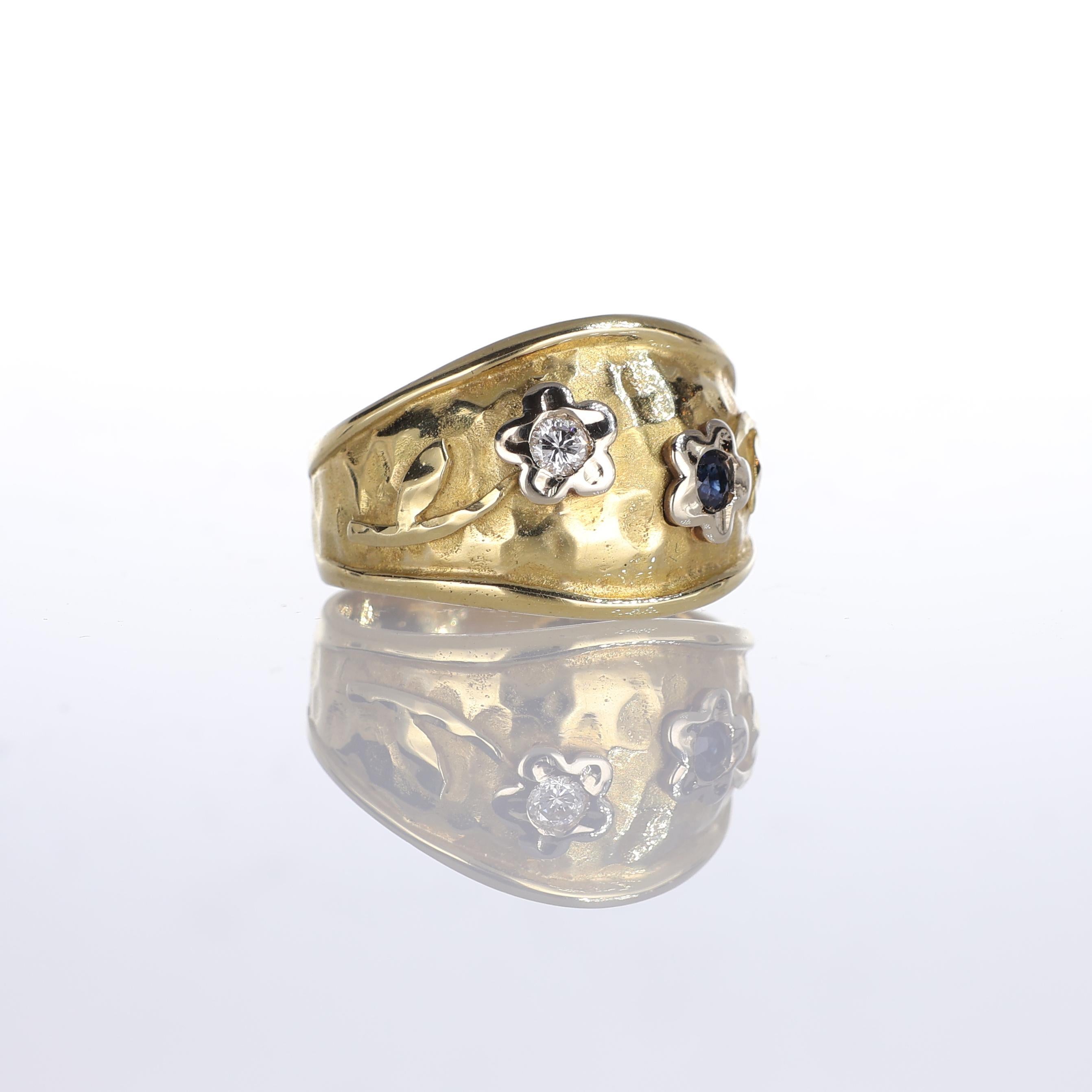 Taille brillant Bague en or jaune 18 carats avec motif floral en diamants et saphirs en vente
