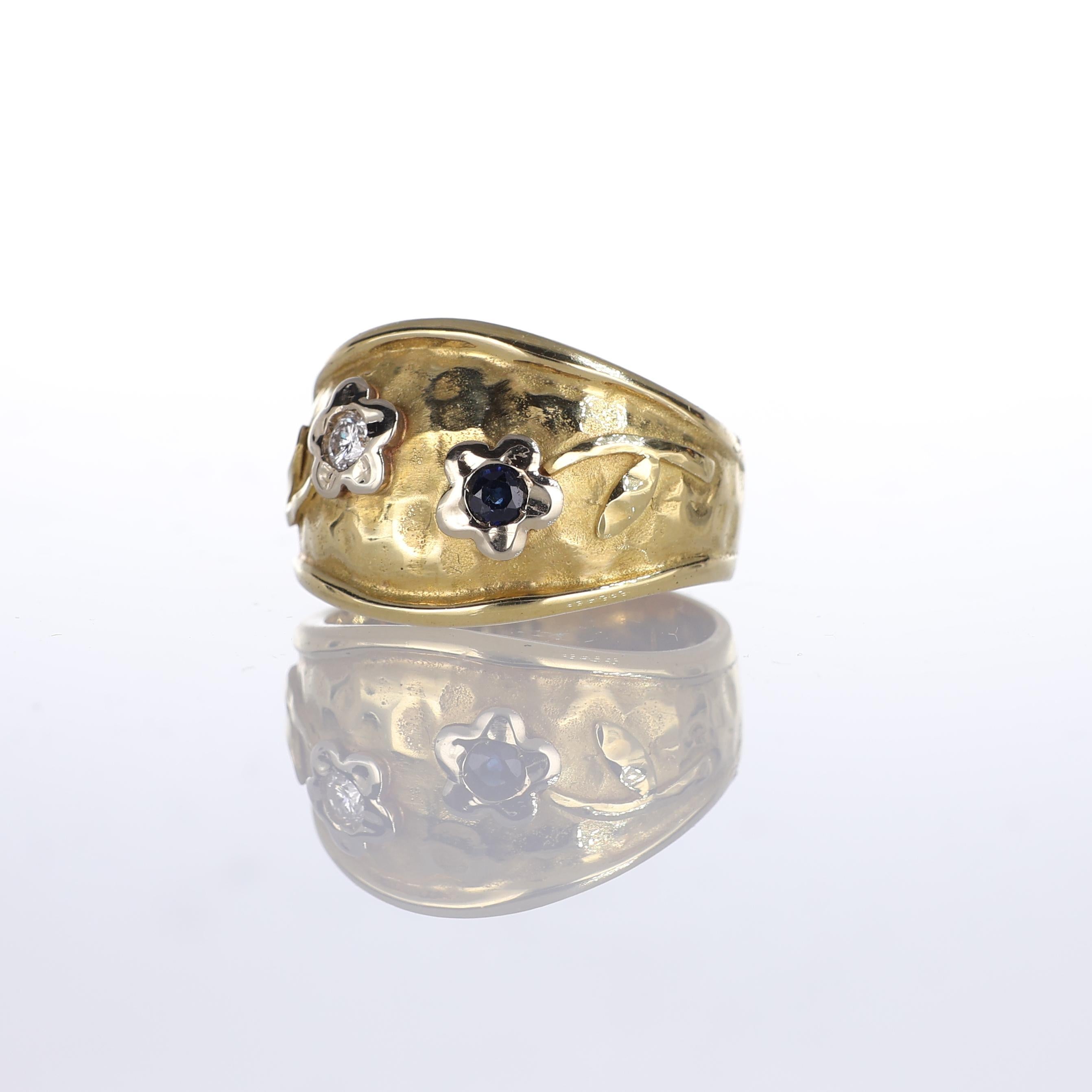 Bague en or jaune 18 carats avec motif floral en diamants et saphirs Neuf - En vente à Bergamo, BG