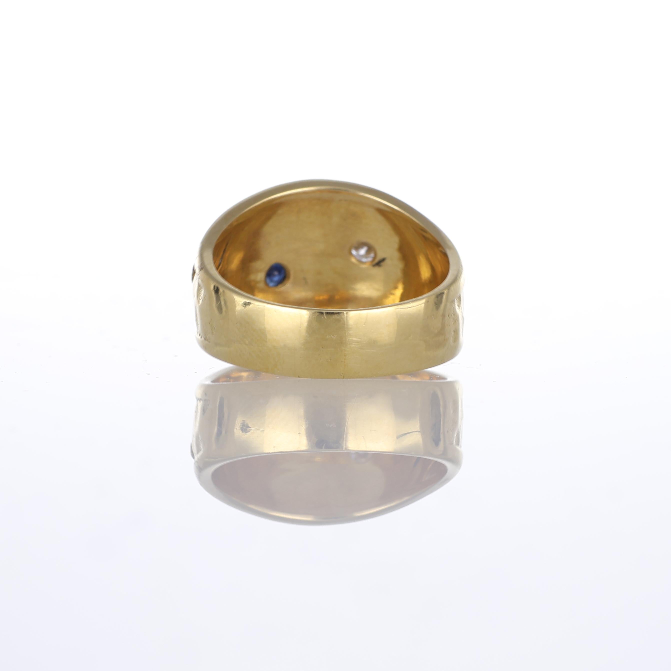 Bague en or jaune 18 carats avec motif floral en diamants et saphirs Unisexe en vente