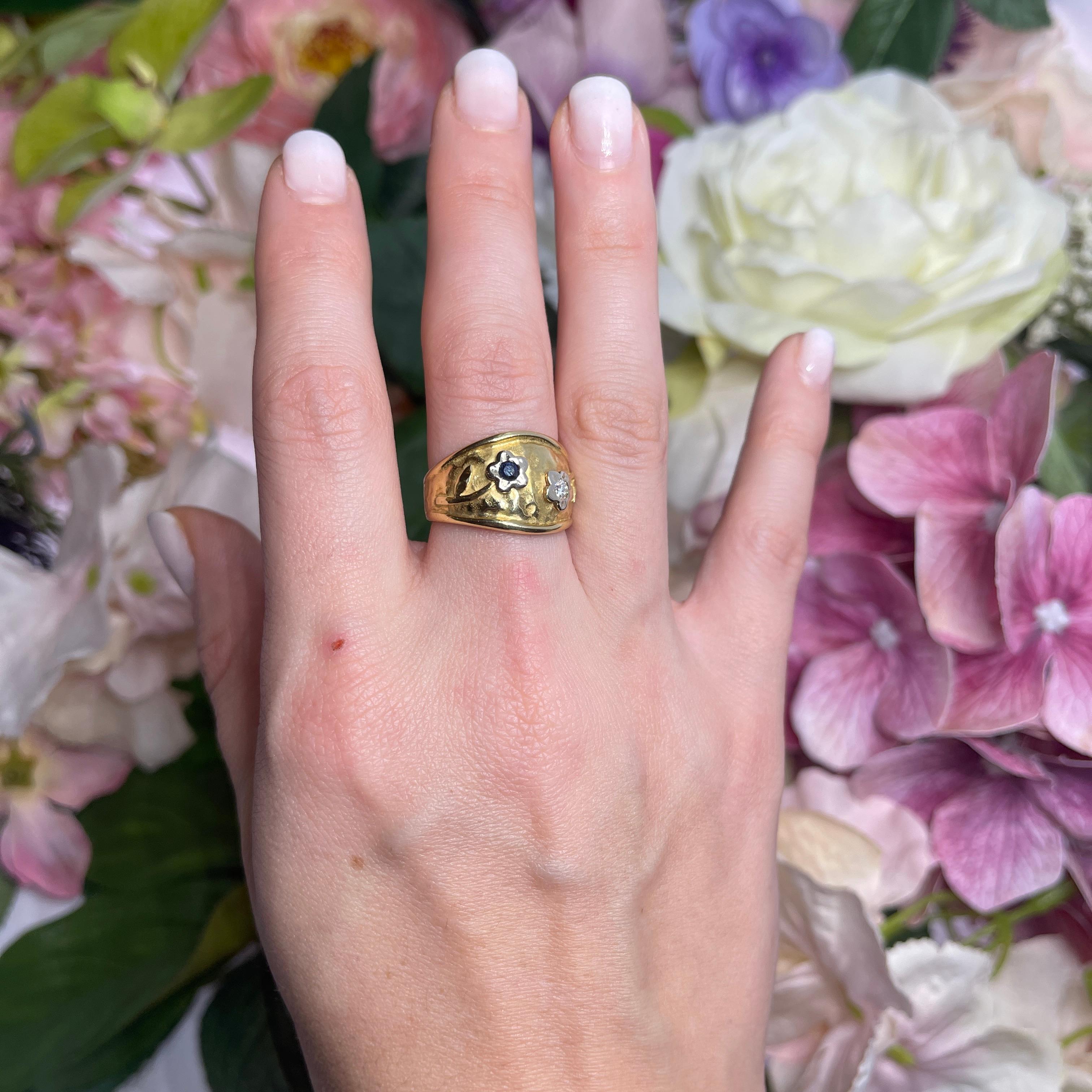 Bague en or jaune 18 carats avec motif floral en diamants et saphirs en vente 1
