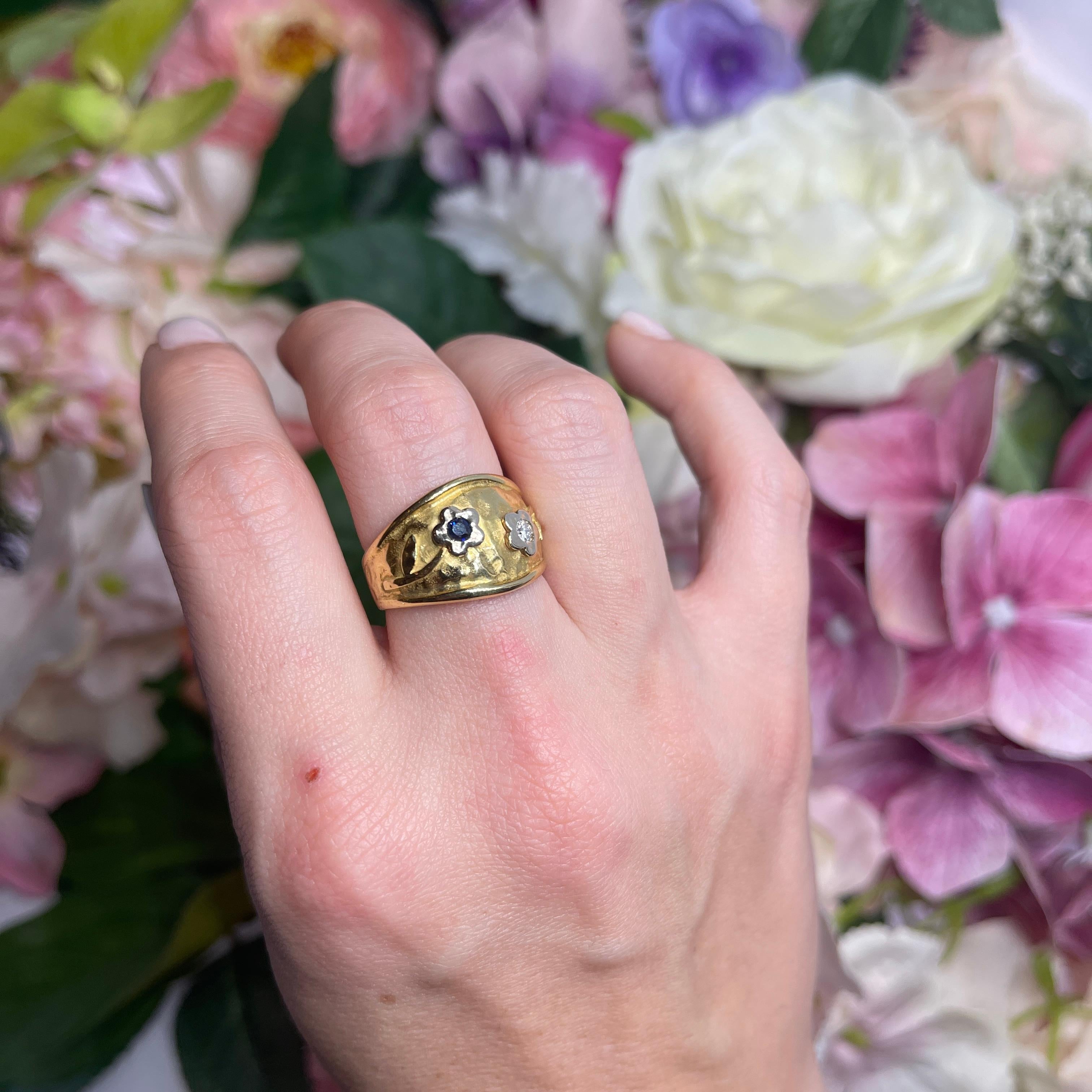 Bague en or jaune 18 carats avec motif floral en diamants et saphirs en vente 2