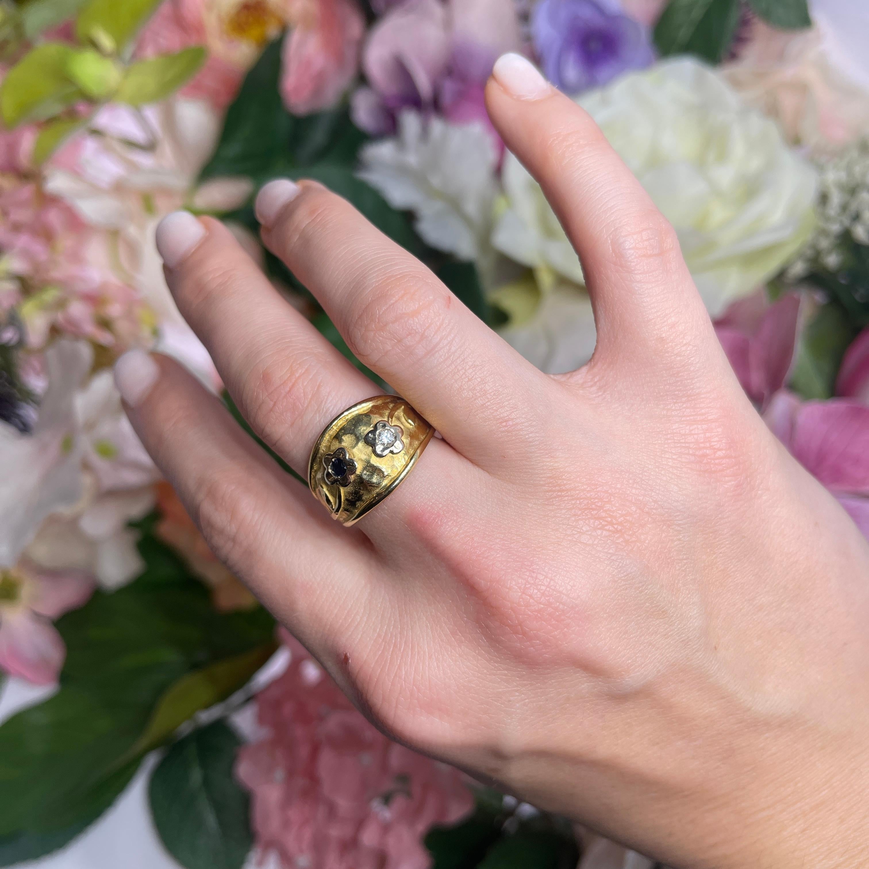 Bague en or jaune 18 carats avec motif floral en diamants et saphirs en vente 3