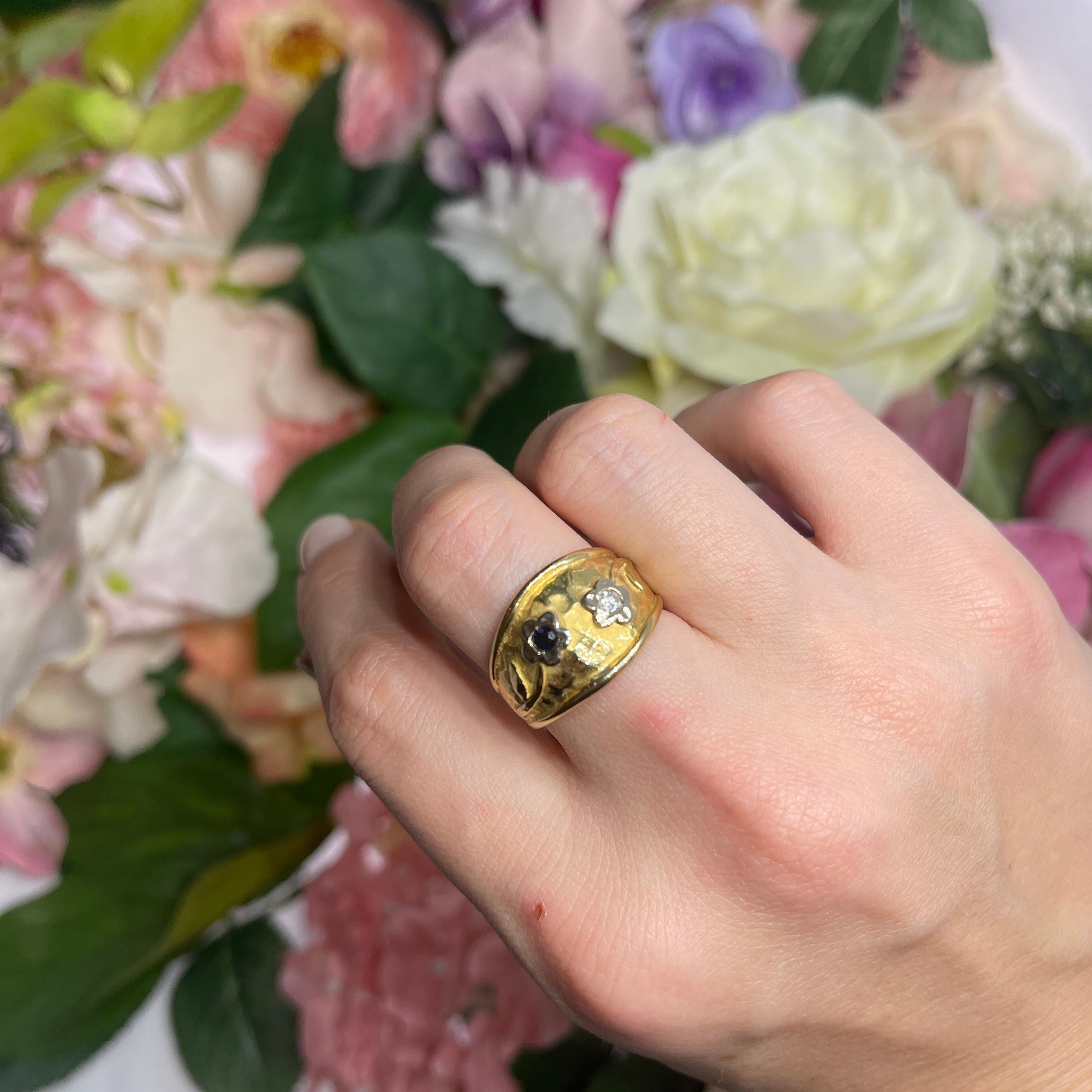 Bague en or jaune 18 carats avec motif floral en diamants et saphirs en vente 4