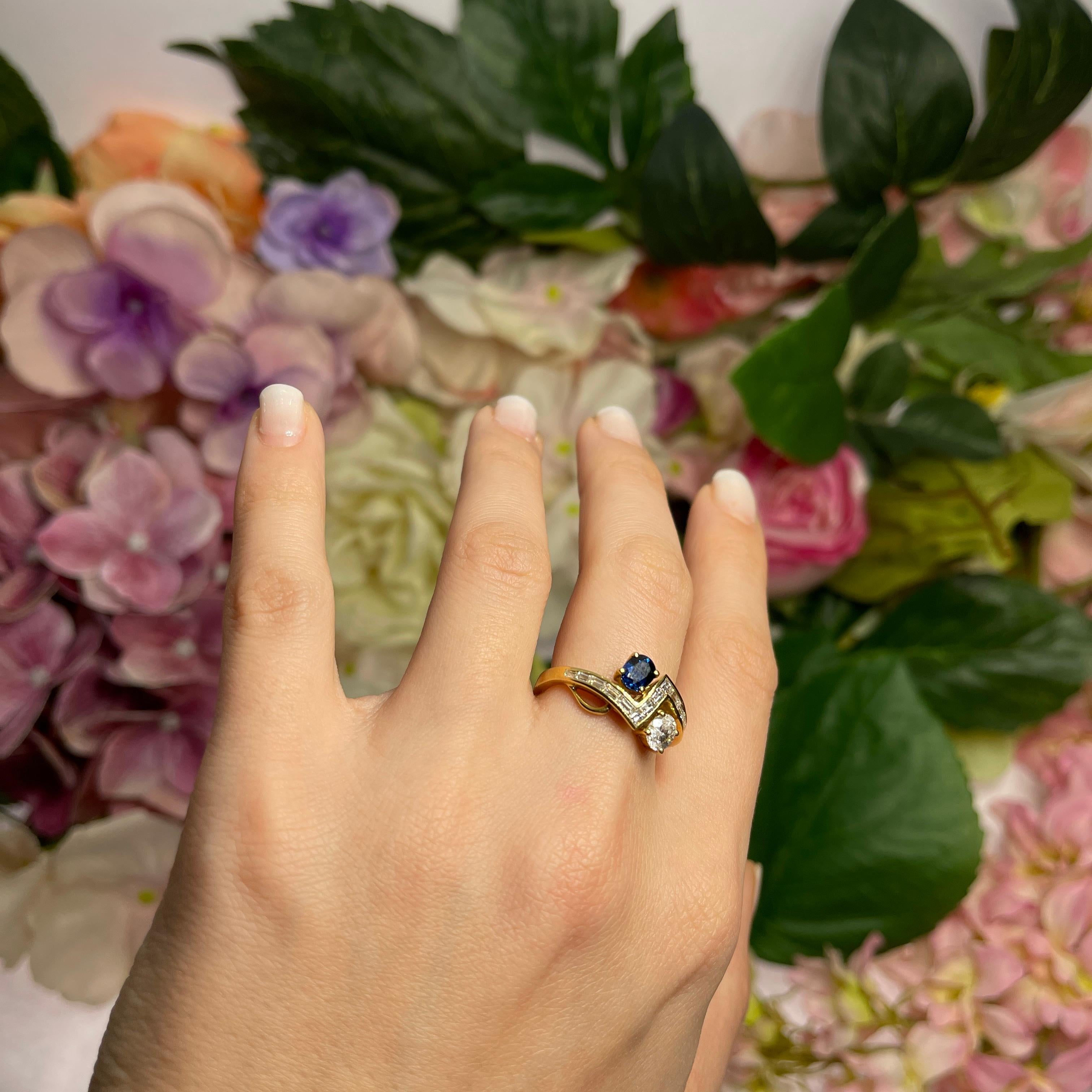 18kt Yellow Gold Ring with Diamonds and Sapphire For Sale 5