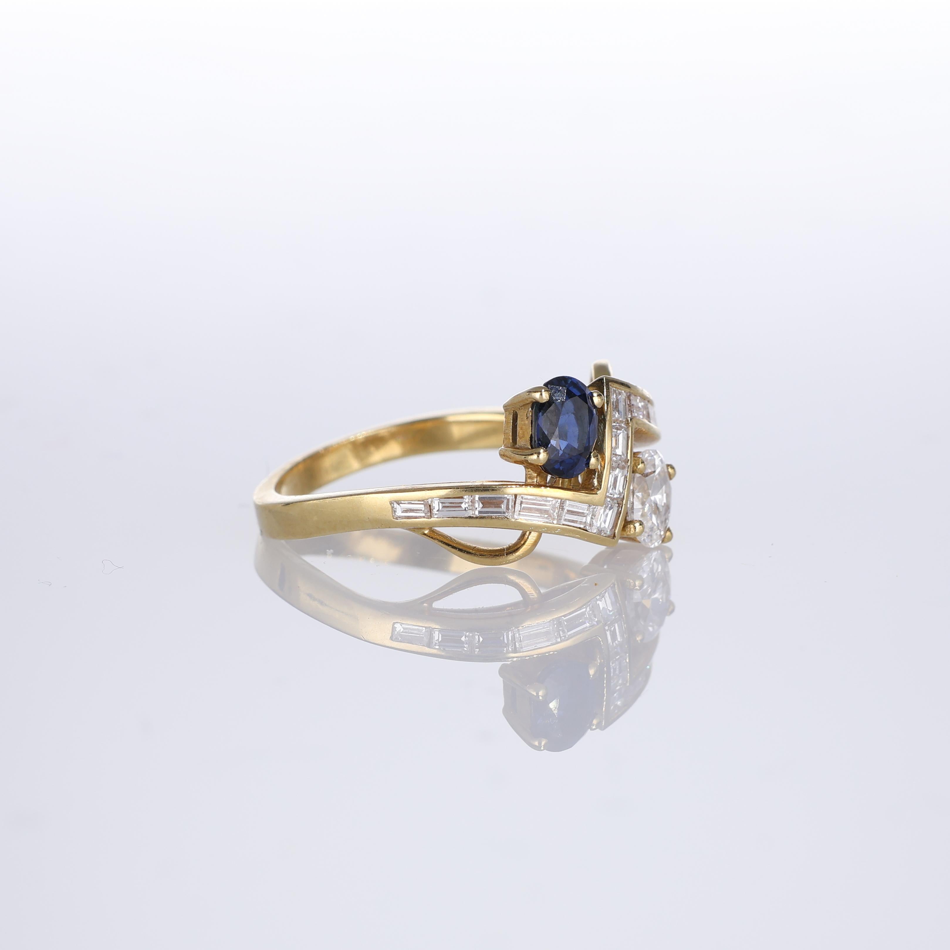 Brilliant Cut 18kt Yellow Gold Ring with Diamonds and Sapphire For Sale