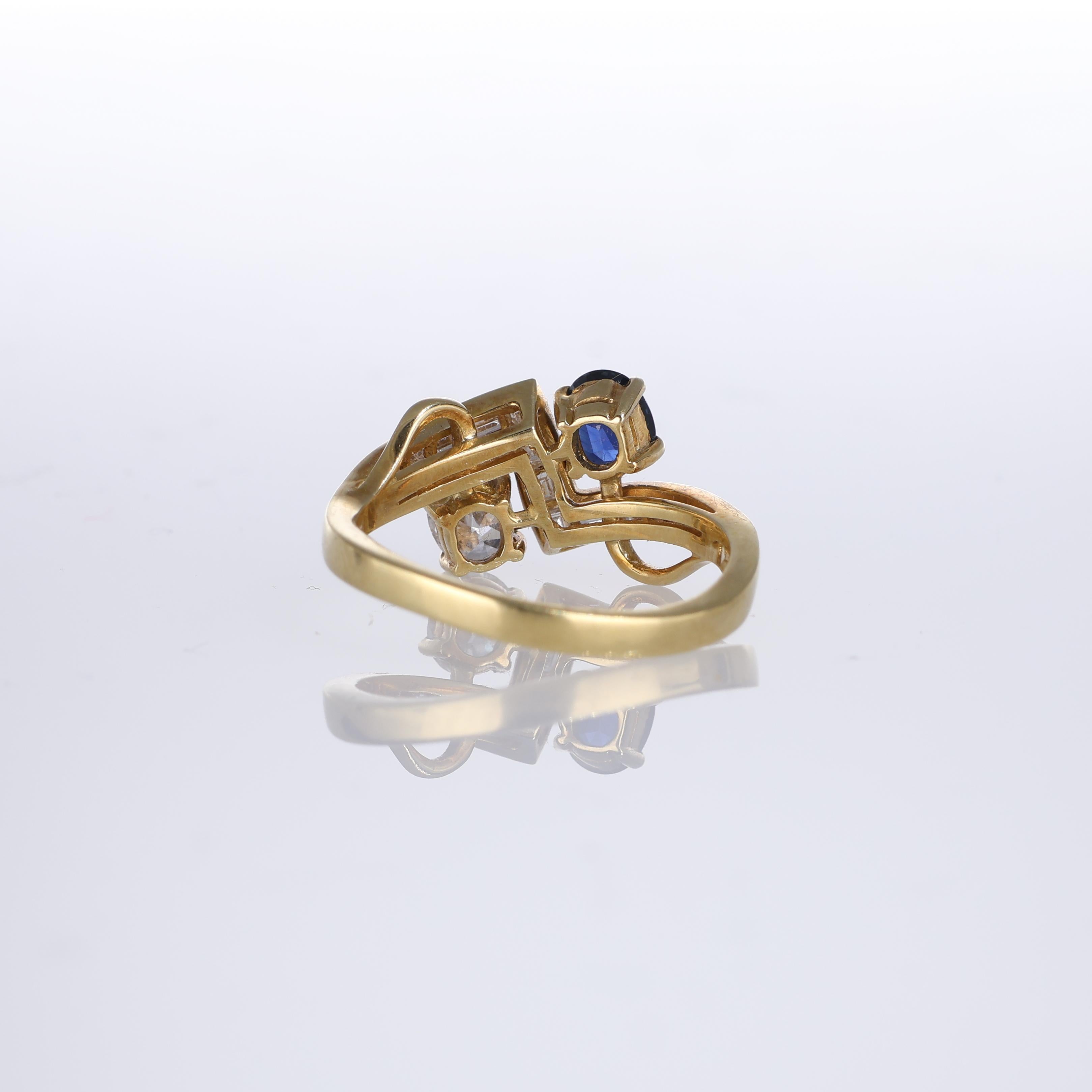 Women's or Men's 18kt Yellow Gold Ring with Diamonds and Sapphire For Sale