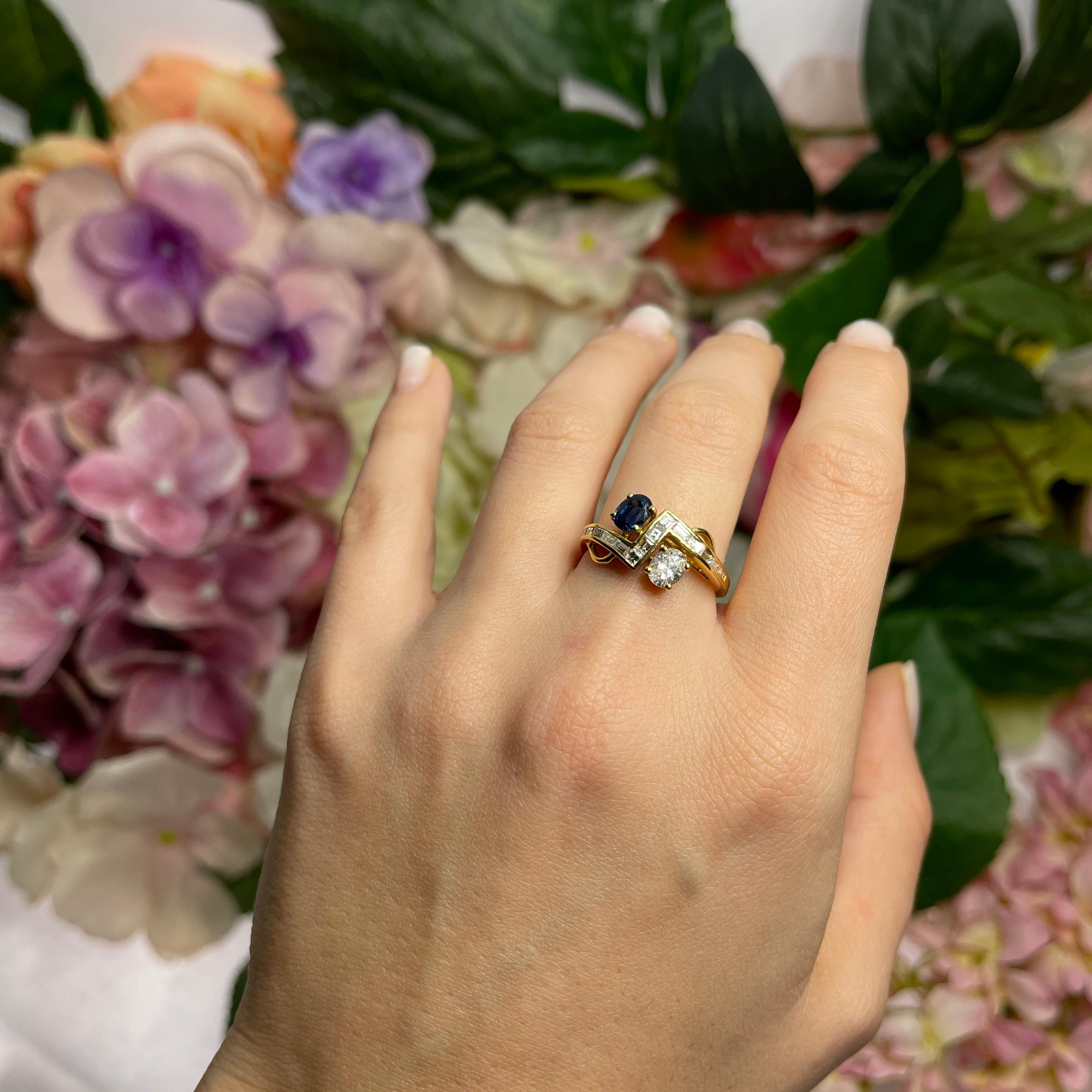 18kt Yellow Gold Ring with Diamonds and Sapphire For Sale 2