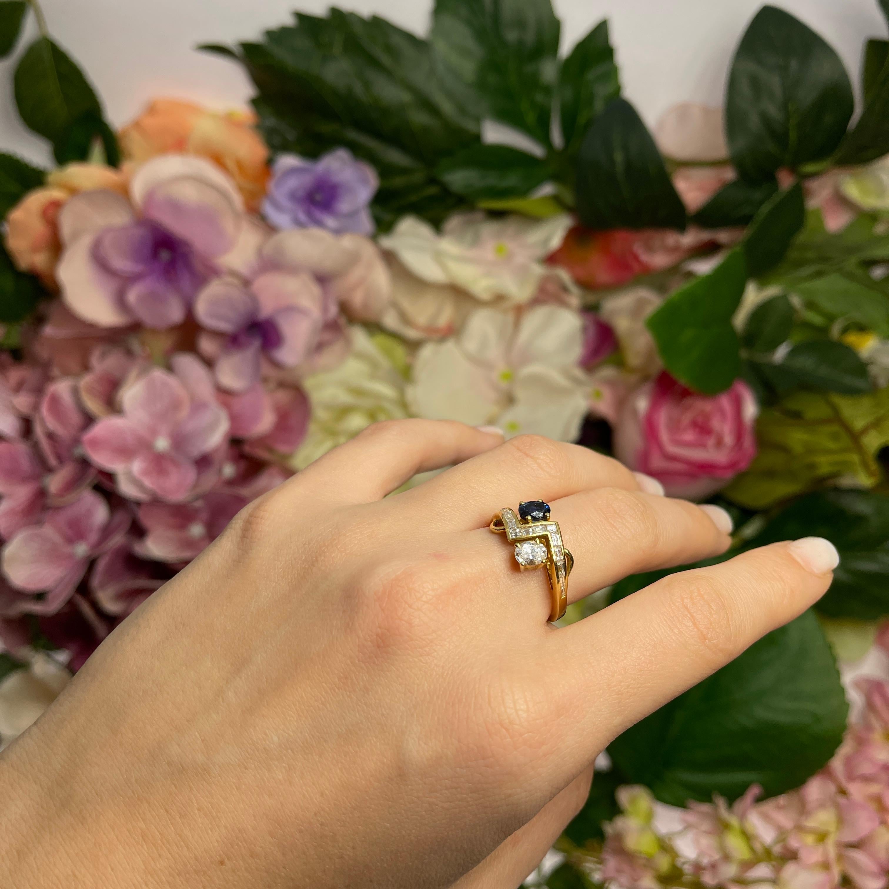 18kt Yellow Gold Ring with Diamonds and Sapphire For Sale 4