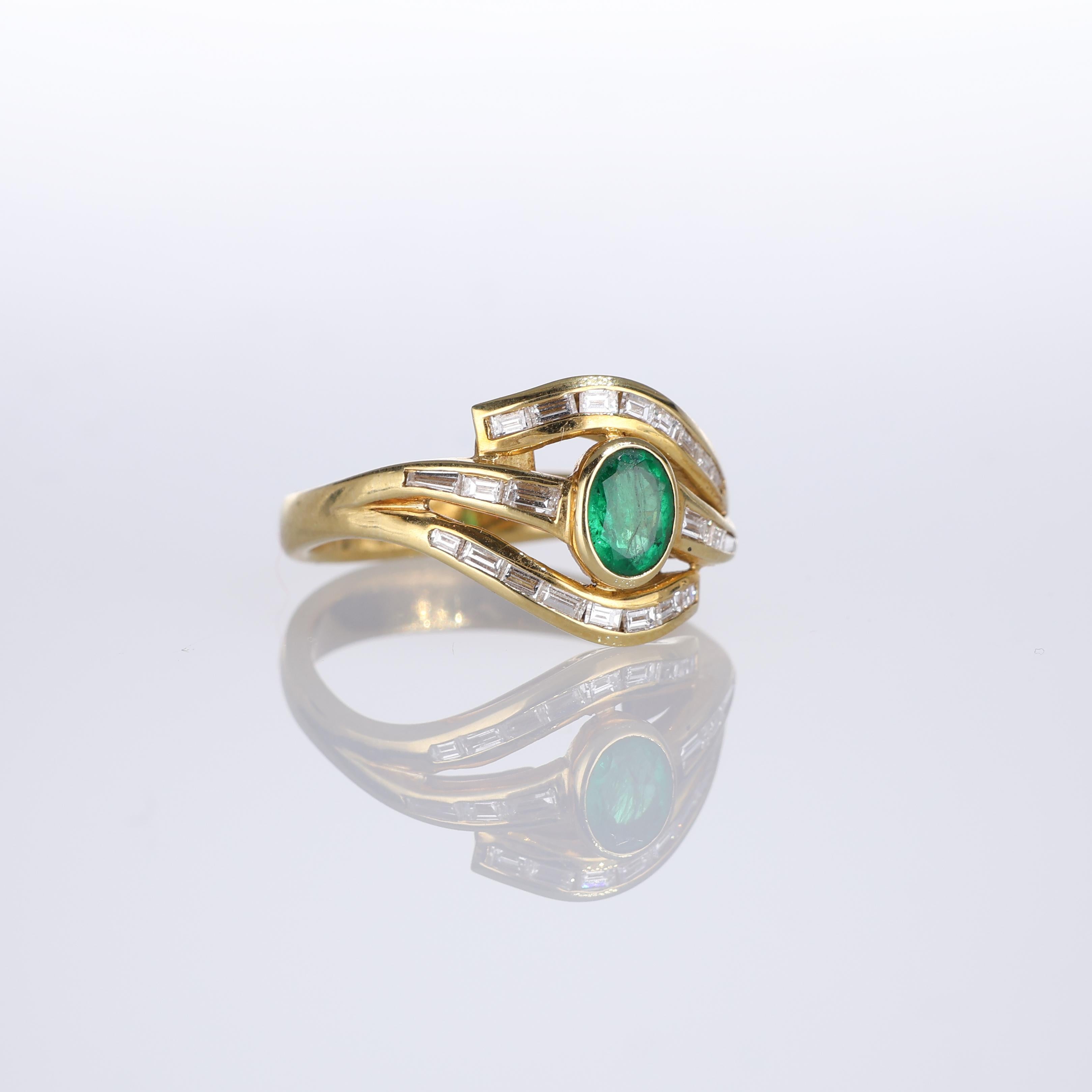 Brilliant Cut 18kt Yellow Gold Ring with Emerald and Baguette-Cut Diamonds For Sale