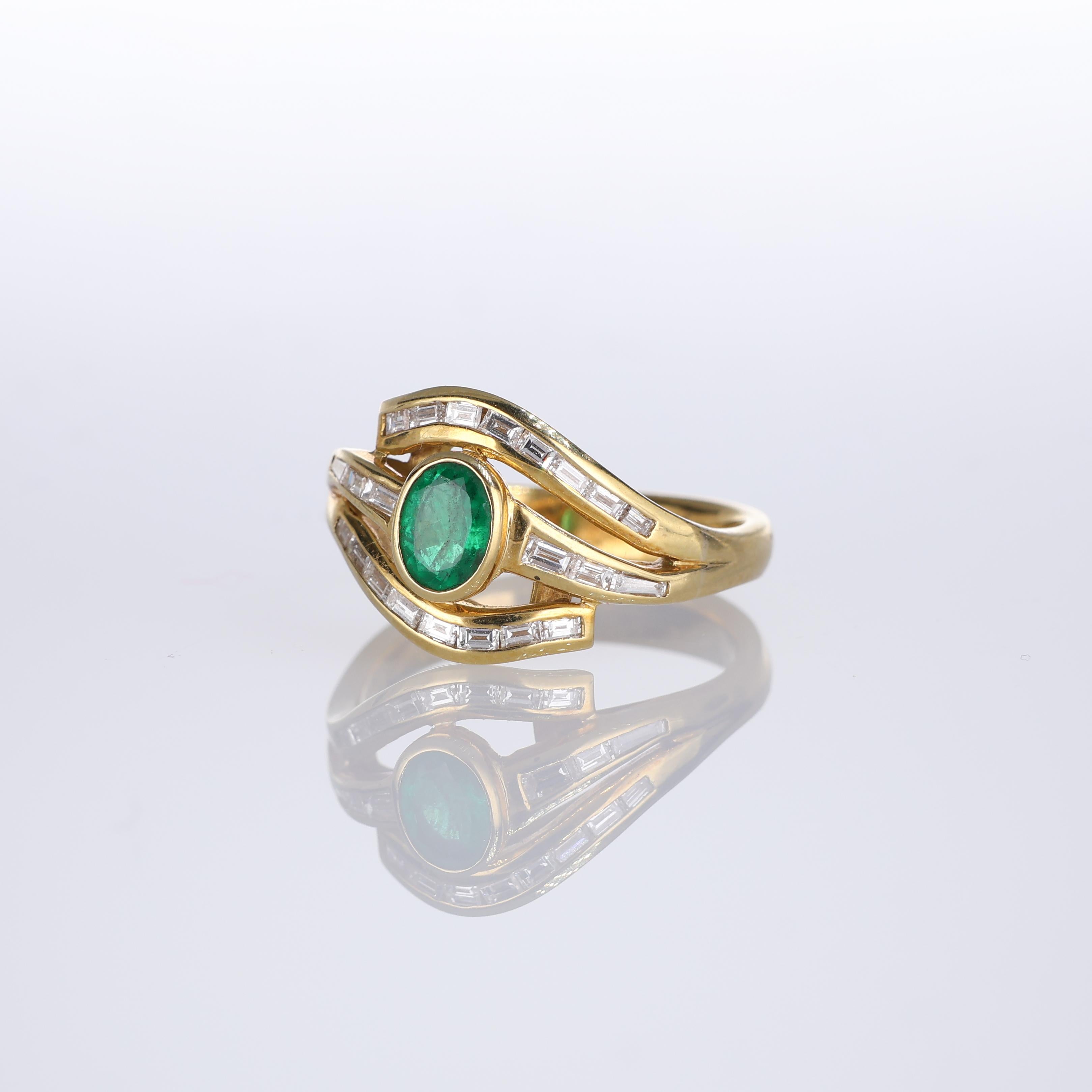 18kt Yellow Gold Ring with Emerald and Baguette-Cut Diamonds In New Condition For Sale In Bergamo, BG