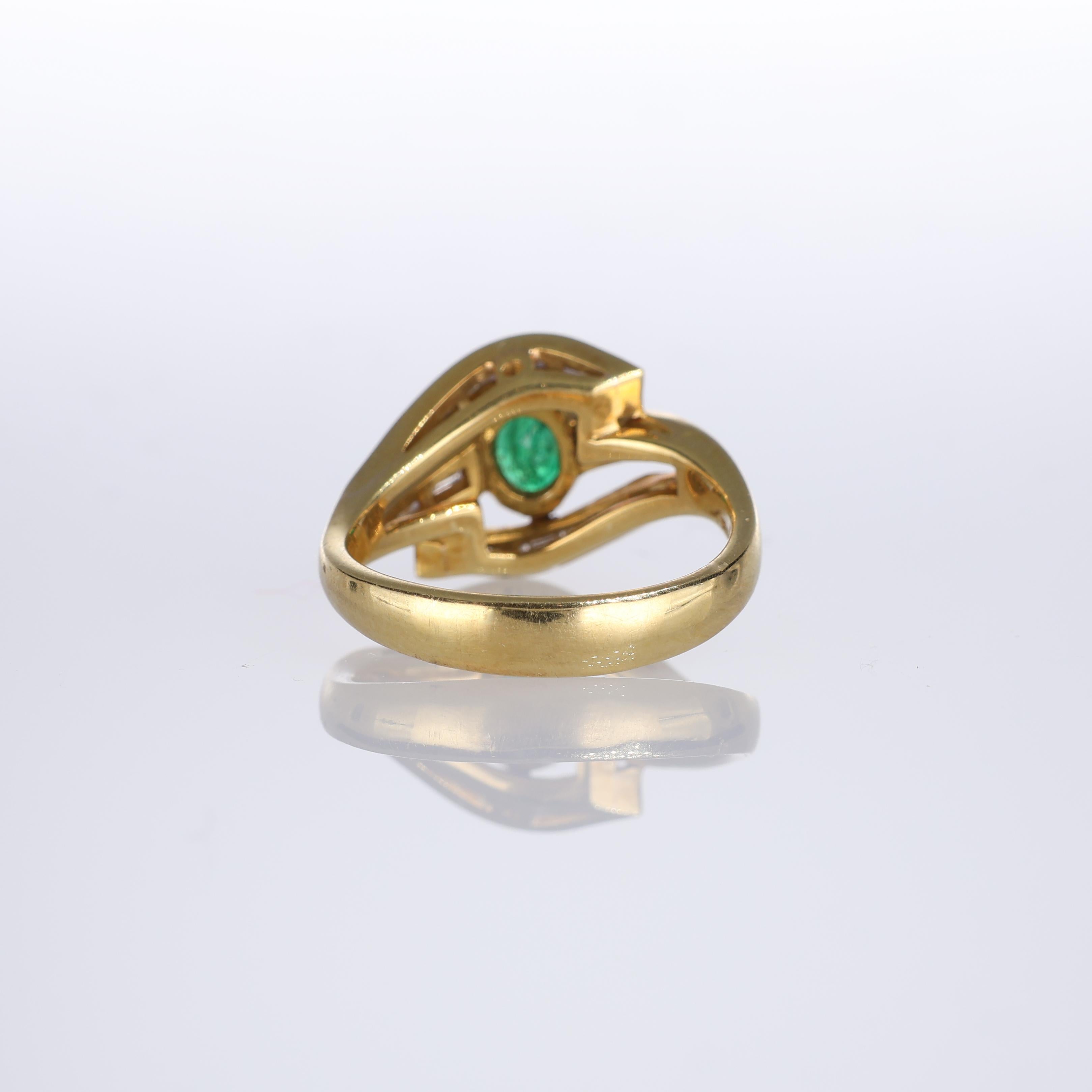 Women's or Men's 18kt Yellow Gold Ring with Emerald and Baguette-Cut Diamonds For Sale