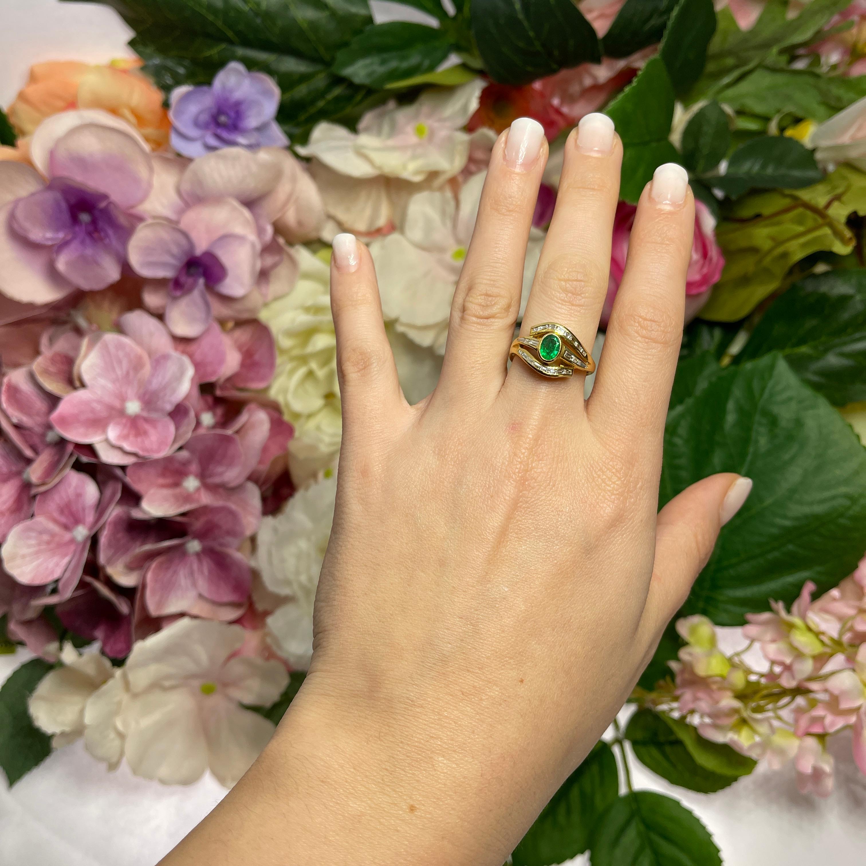 18kt Yellow Gold Ring with Emerald and Baguette-Cut Diamonds For Sale 1