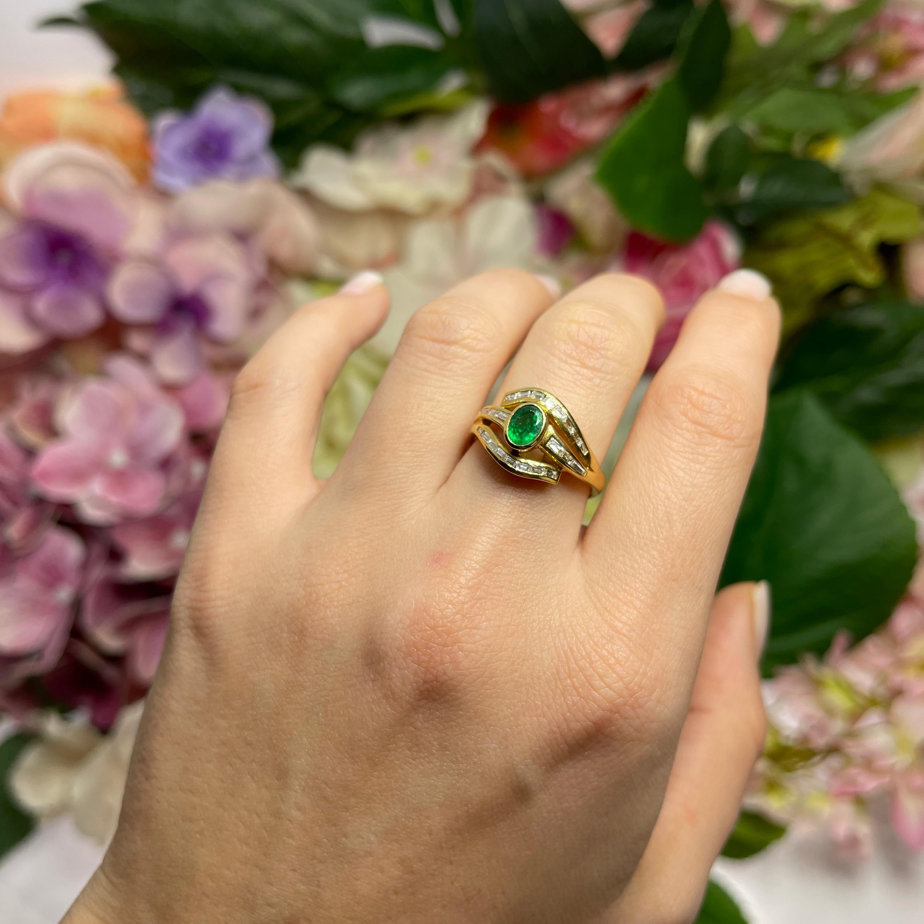 18kt Yellow Gold Ring with Emerald and Baguette-Cut Diamonds For Sale 2