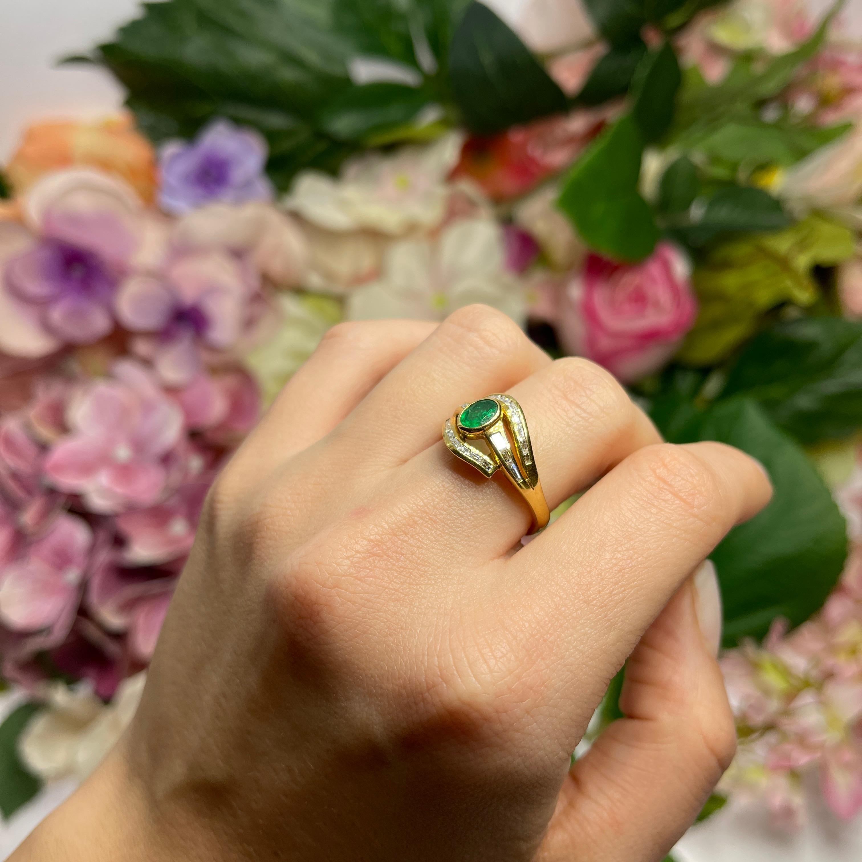 18kt Yellow Gold Ring with Emerald and Baguette-Cut Diamonds For Sale 3