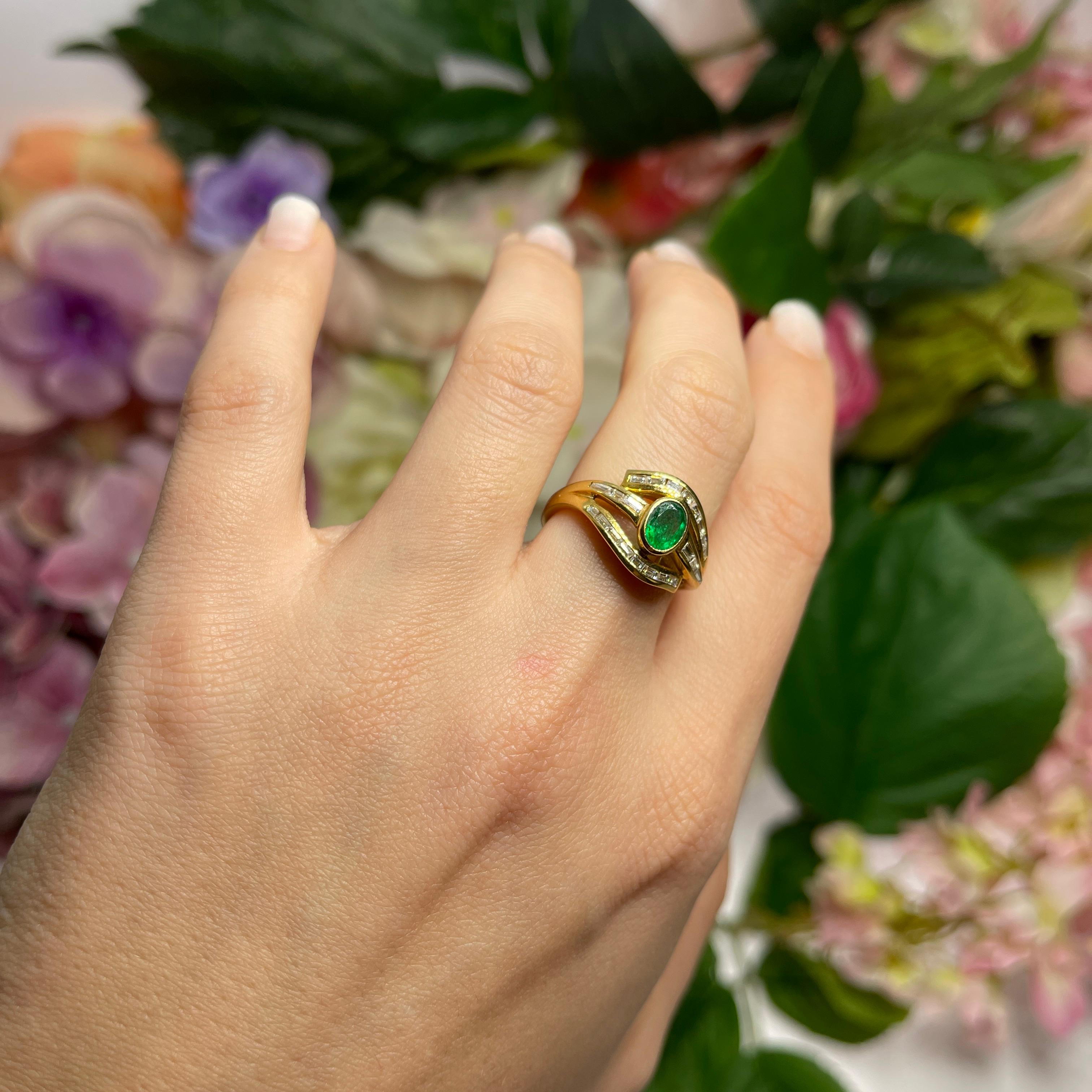 18kt Yellow Gold Ring with Emerald and Baguette-Cut Diamonds For Sale 4