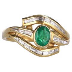 18kt Yellow Gold Ring with Emerald and Baguette-Cut Diamonds