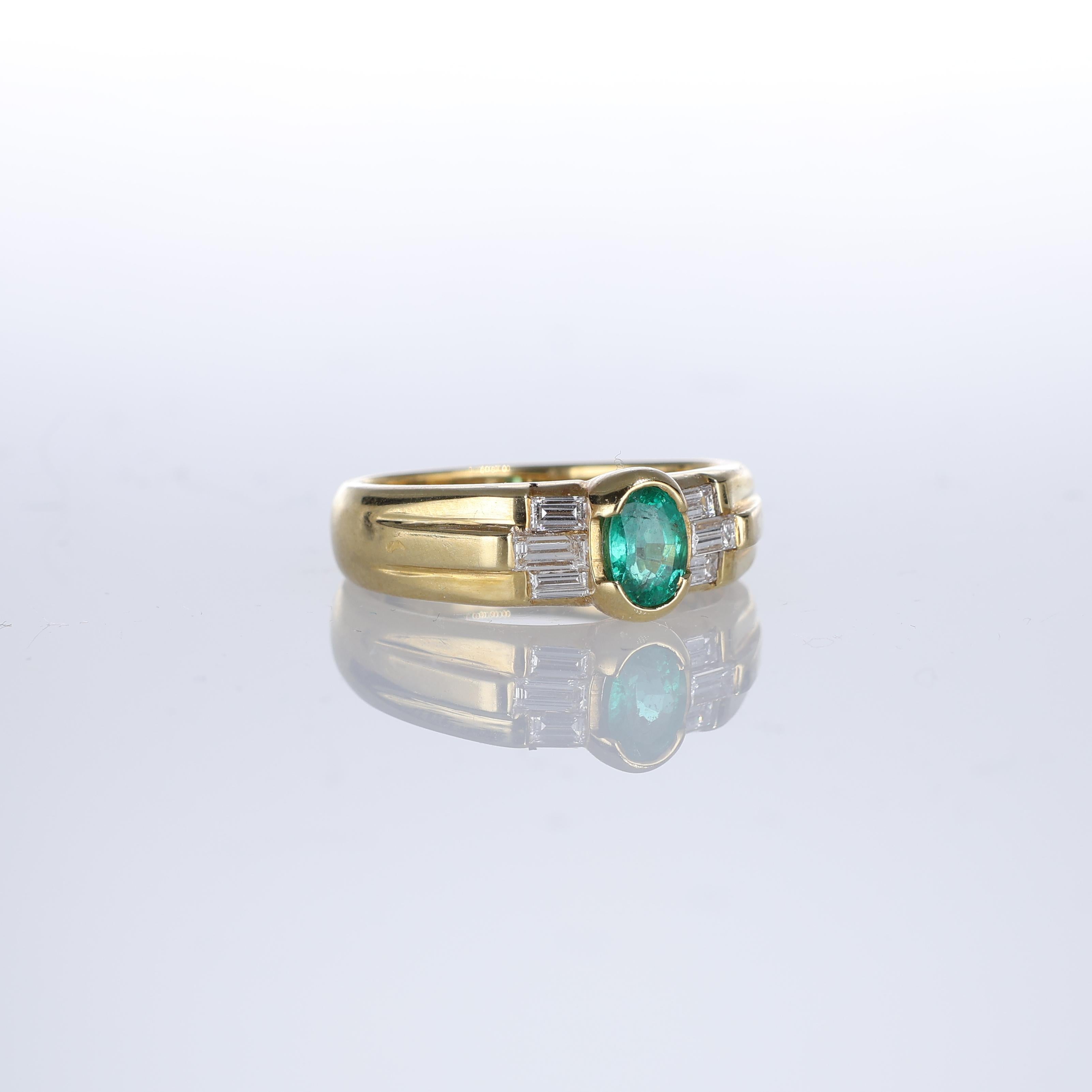 Taille brillant Bague en or jaune 18 carats avec émeraudes et diamants baguettes en vente