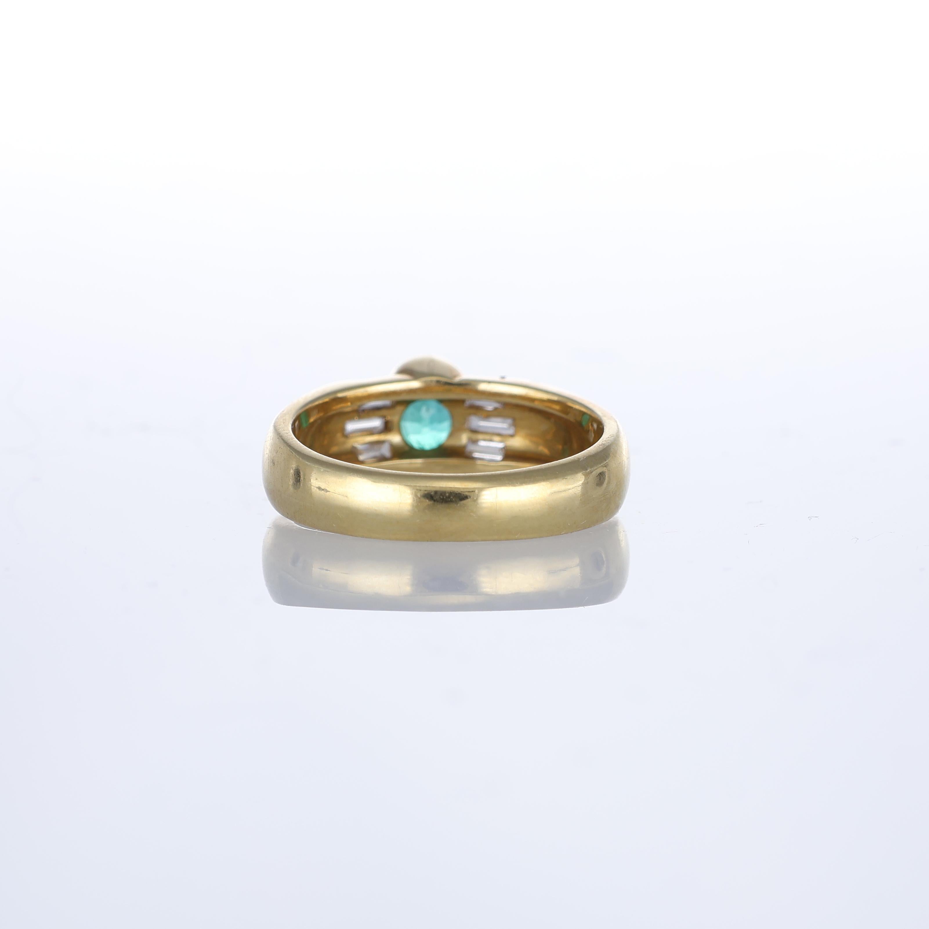 Bague en or jaune 18 carats avec émeraudes et diamants baguettes Unisexe en vente