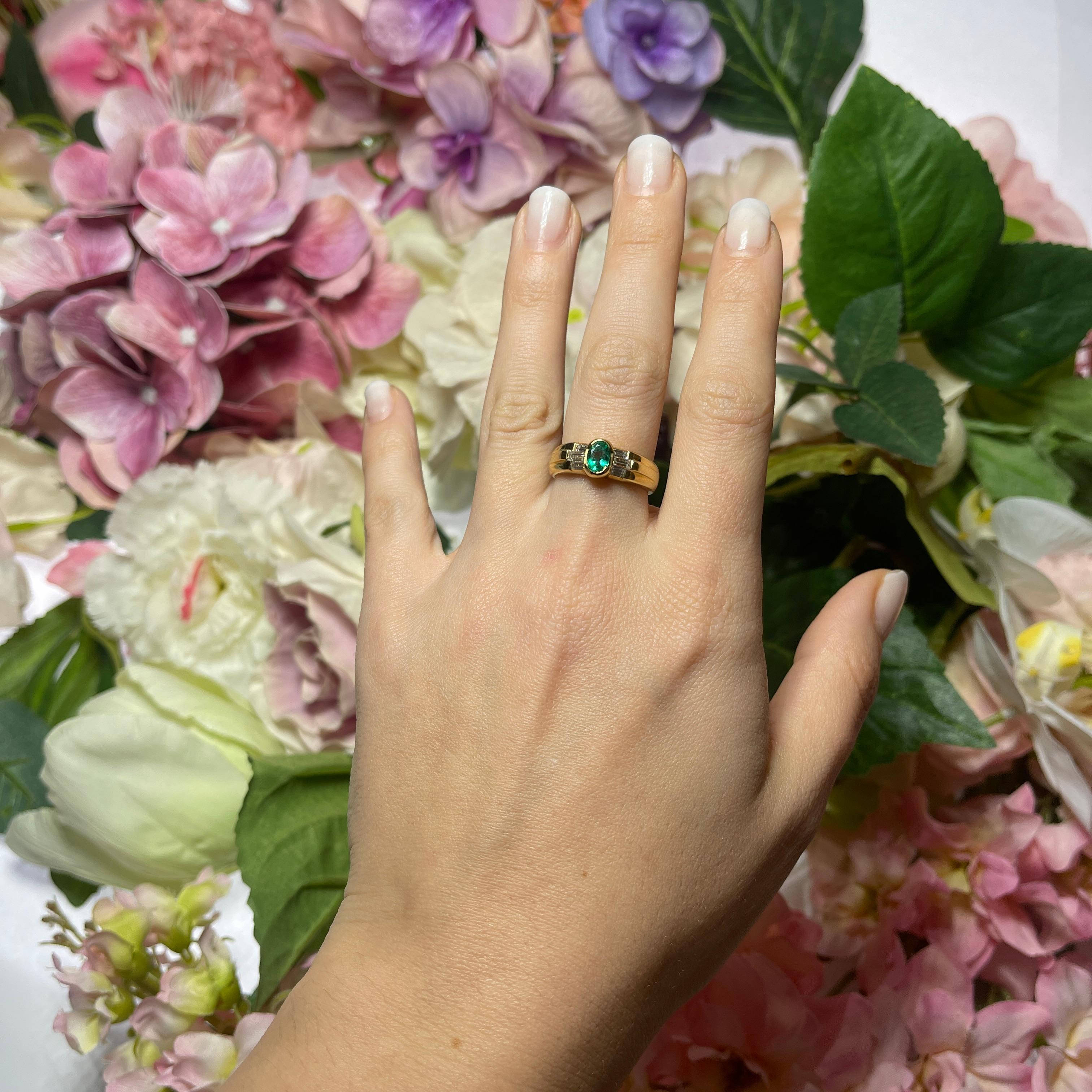 Bague en or jaune 18 carats avec émeraudes et diamants baguettes en vente 1