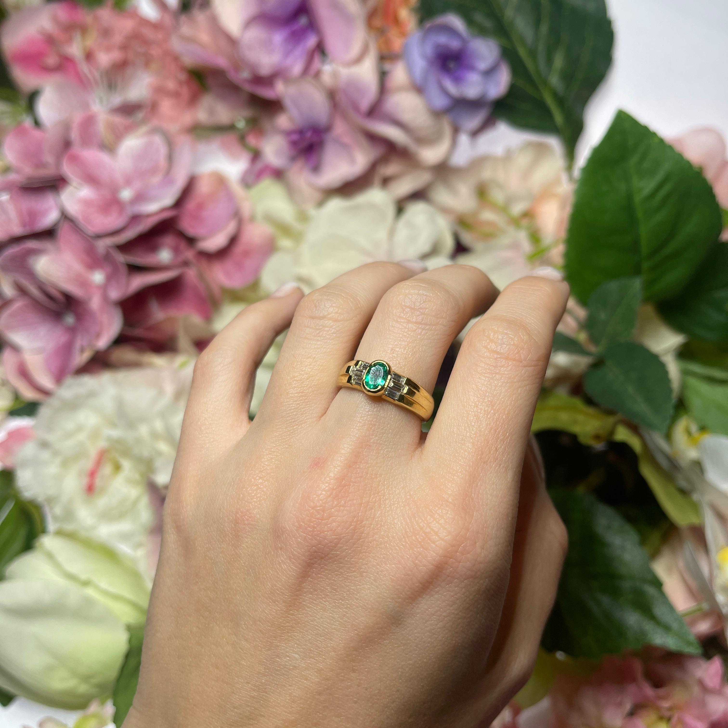 Bague en or jaune 18 carats avec émeraudes et diamants baguettes en vente 2