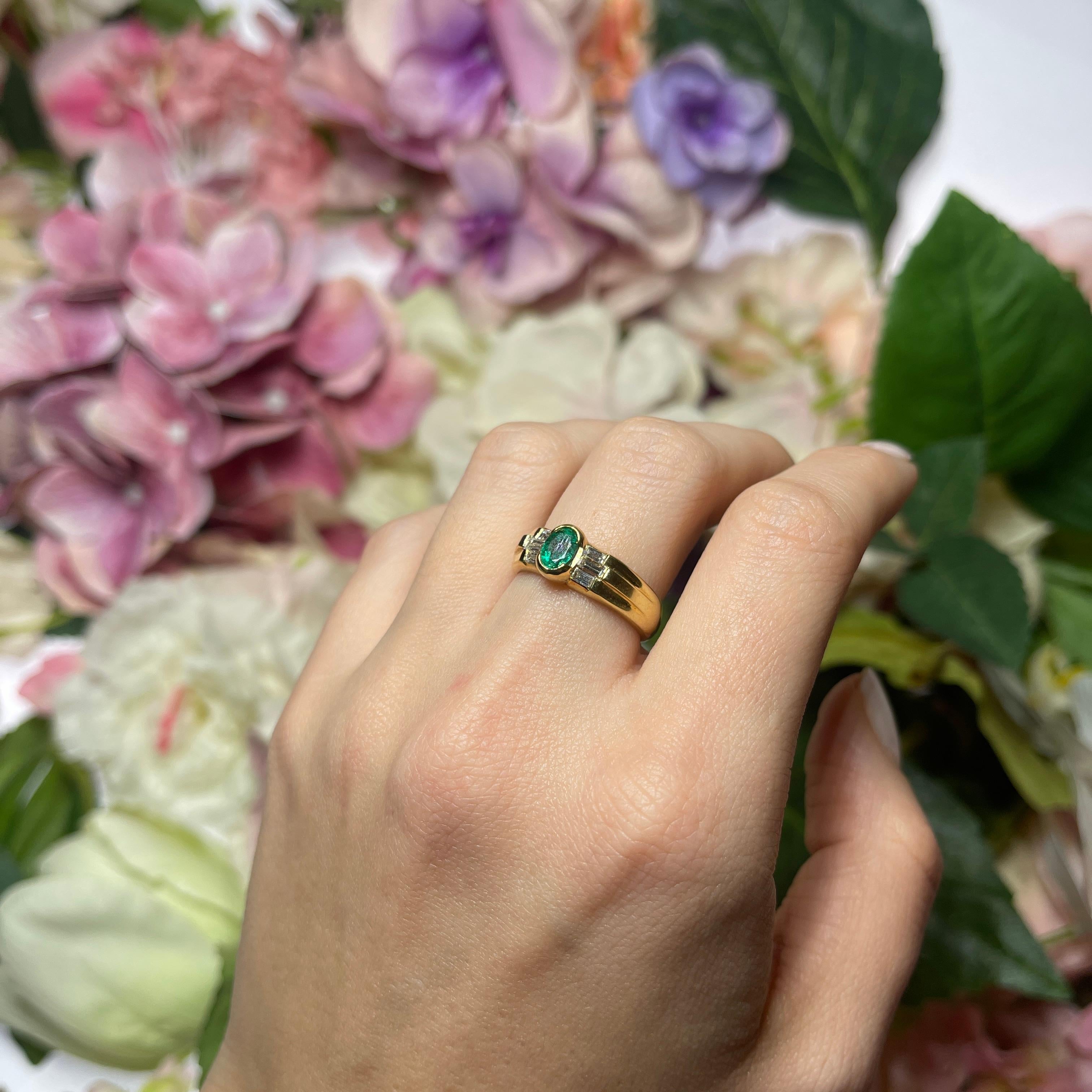 Bague en or jaune 18 carats avec émeraudes et diamants baguettes en vente 3