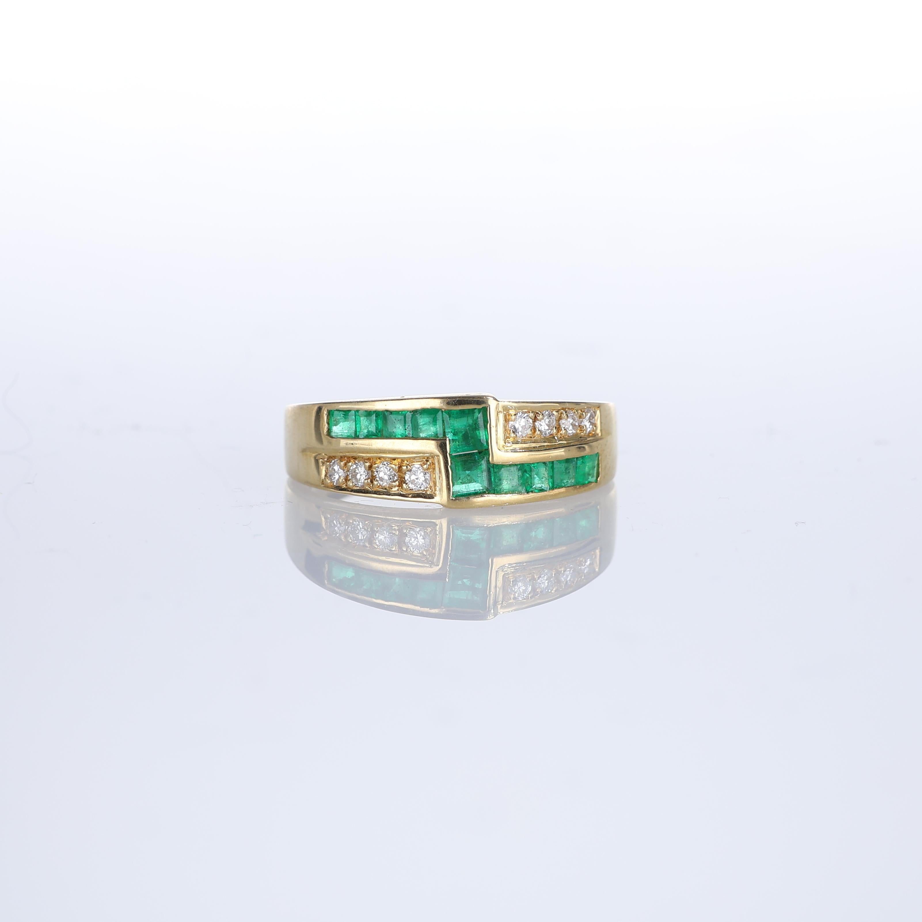 IMPORTANT NOTE:
✔ No additional costs will be added to this order.
✔ Shipping and customs duties are fully covered by us.
--------------------
This elegant 18kt yellow gold ring features a captivating design with alternating rows of vibrant green