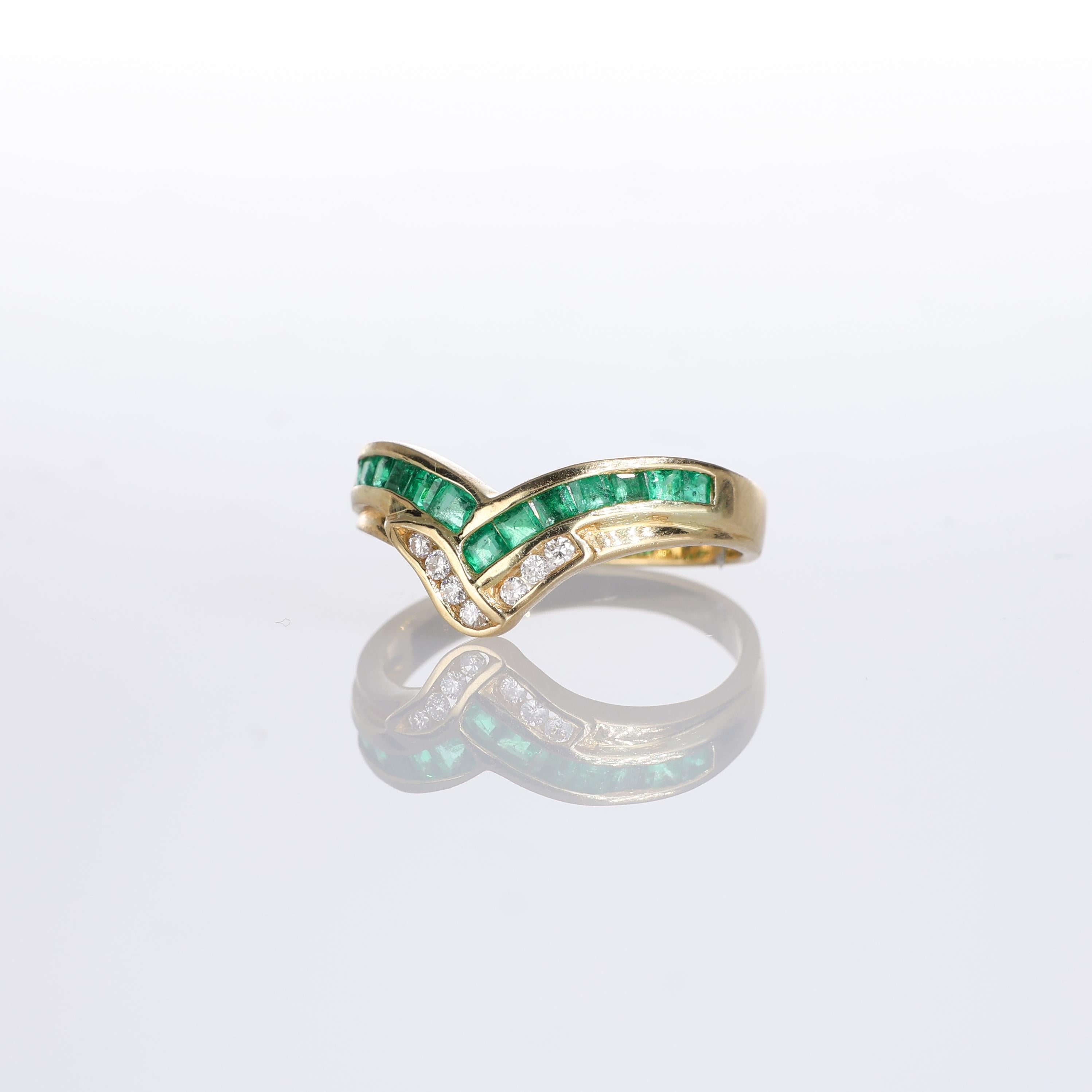18kt Yellow Gold Ring with Emeralds and Diamonds In New Condition For Sale In Bergamo, BG