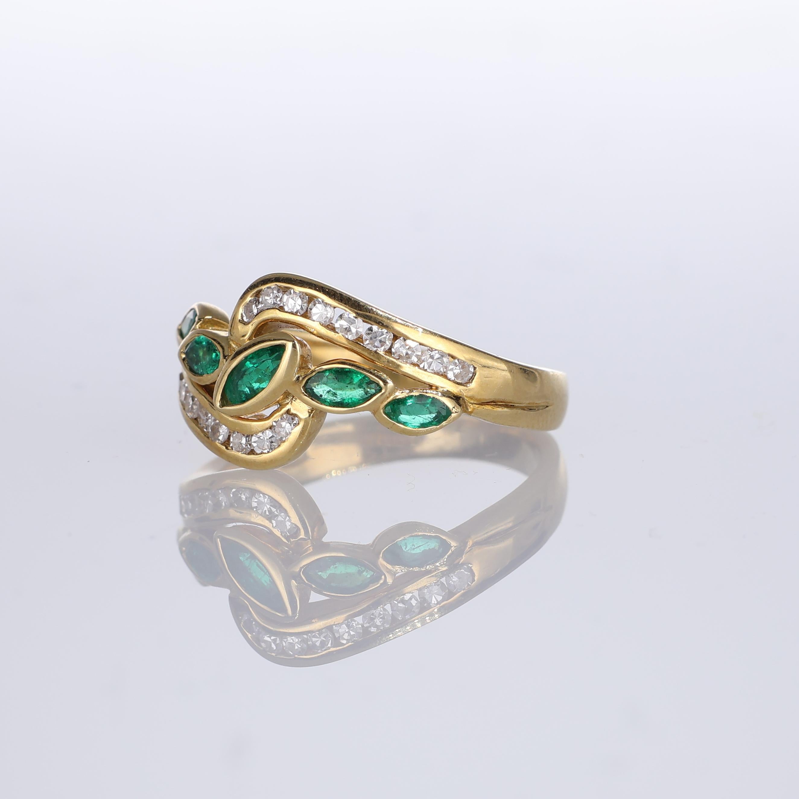 18kt Yellow Gold Ring with Emeralds and Diamonds In New Condition For Sale In Bergamo, BG