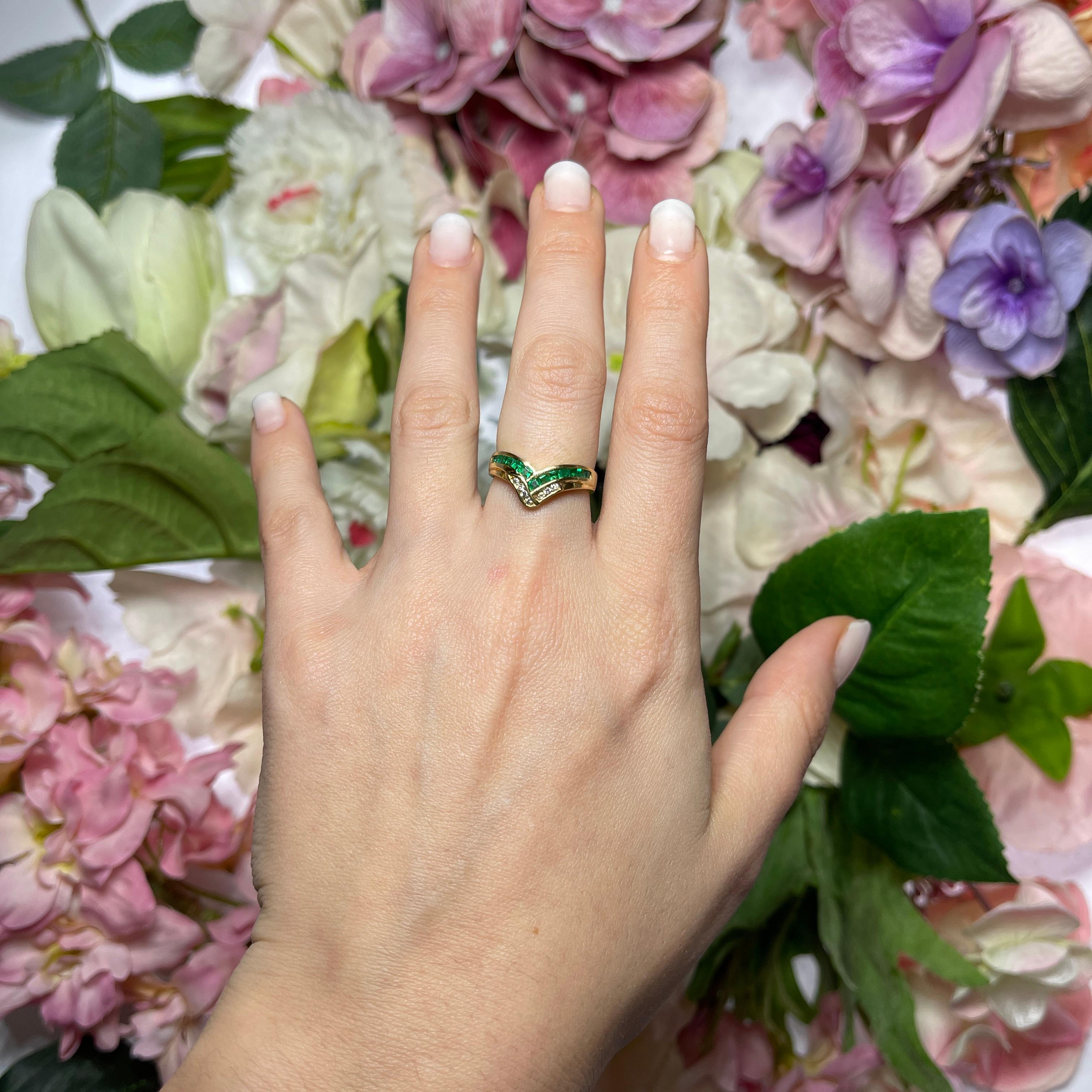 18kt Yellow Gold Ring with Emeralds and Diamonds For Sale 1