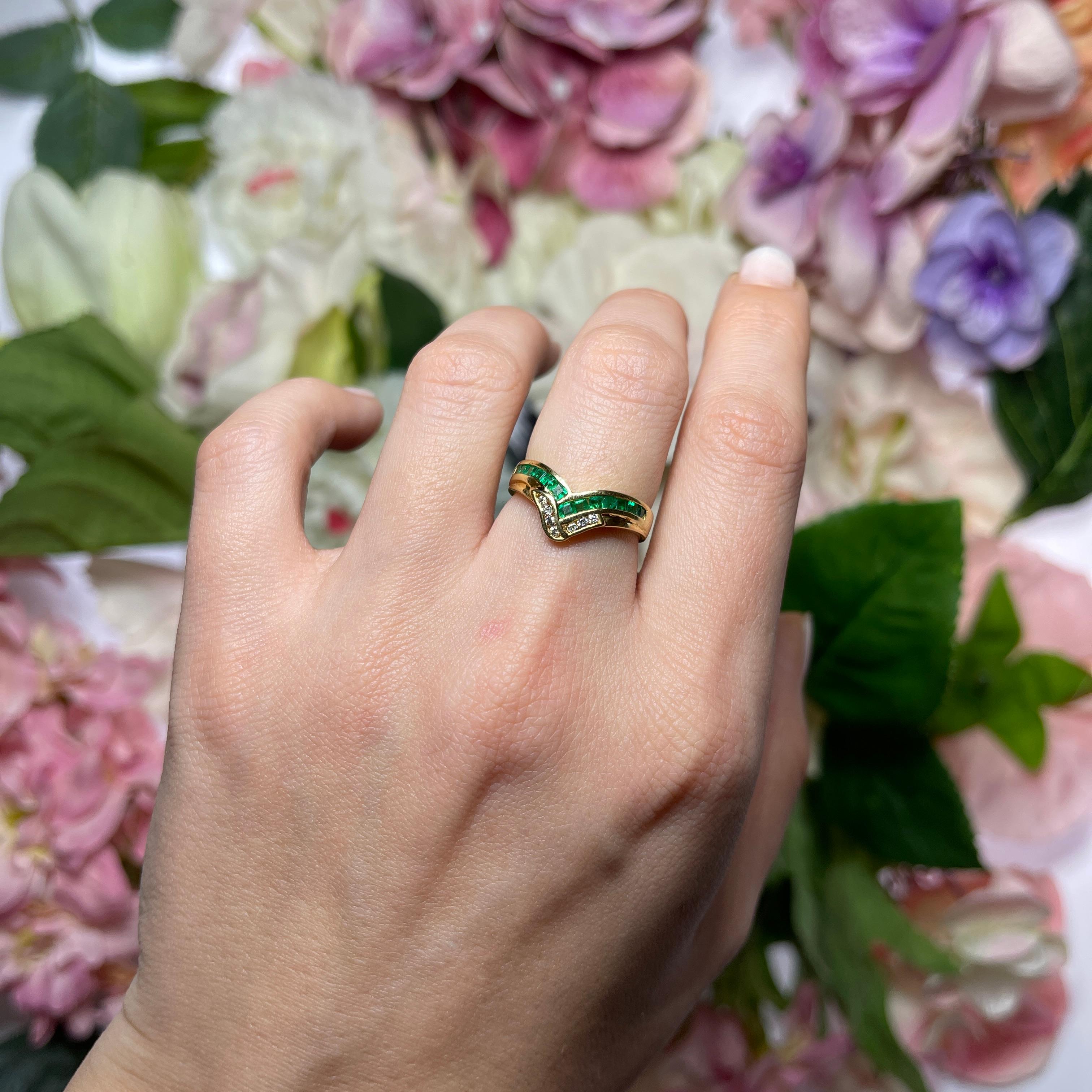 18kt Yellow Gold Ring with Emeralds and Diamonds For Sale 2