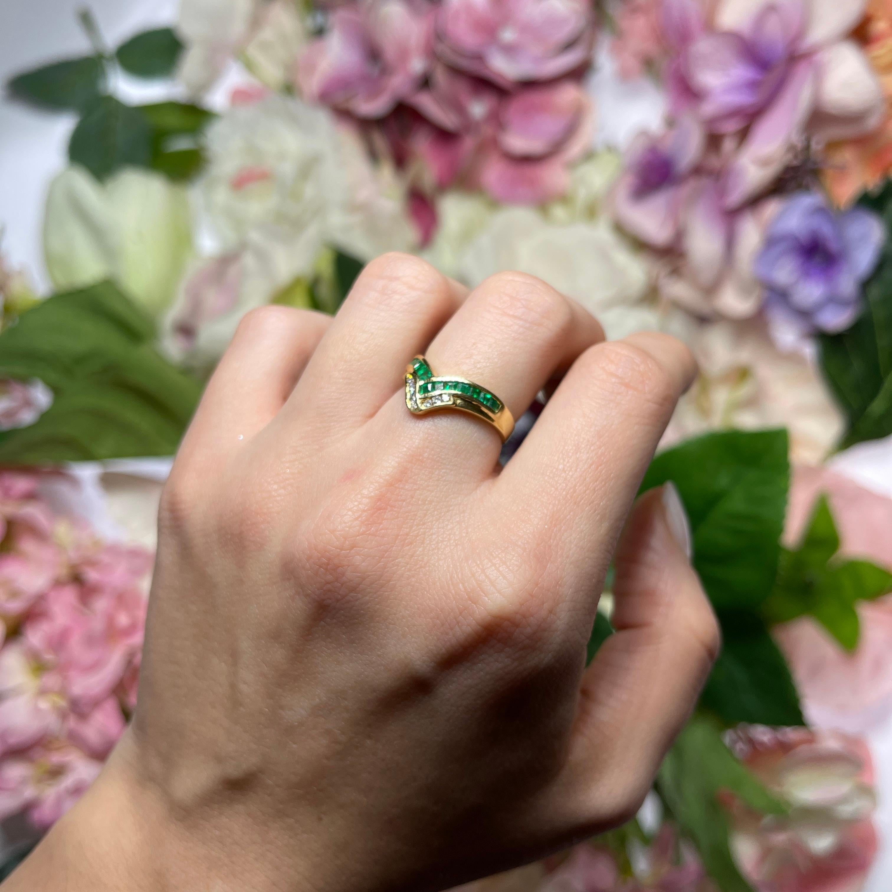 18kt Yellow Gold Ring with Emeralds and Diamonds For Sale 3