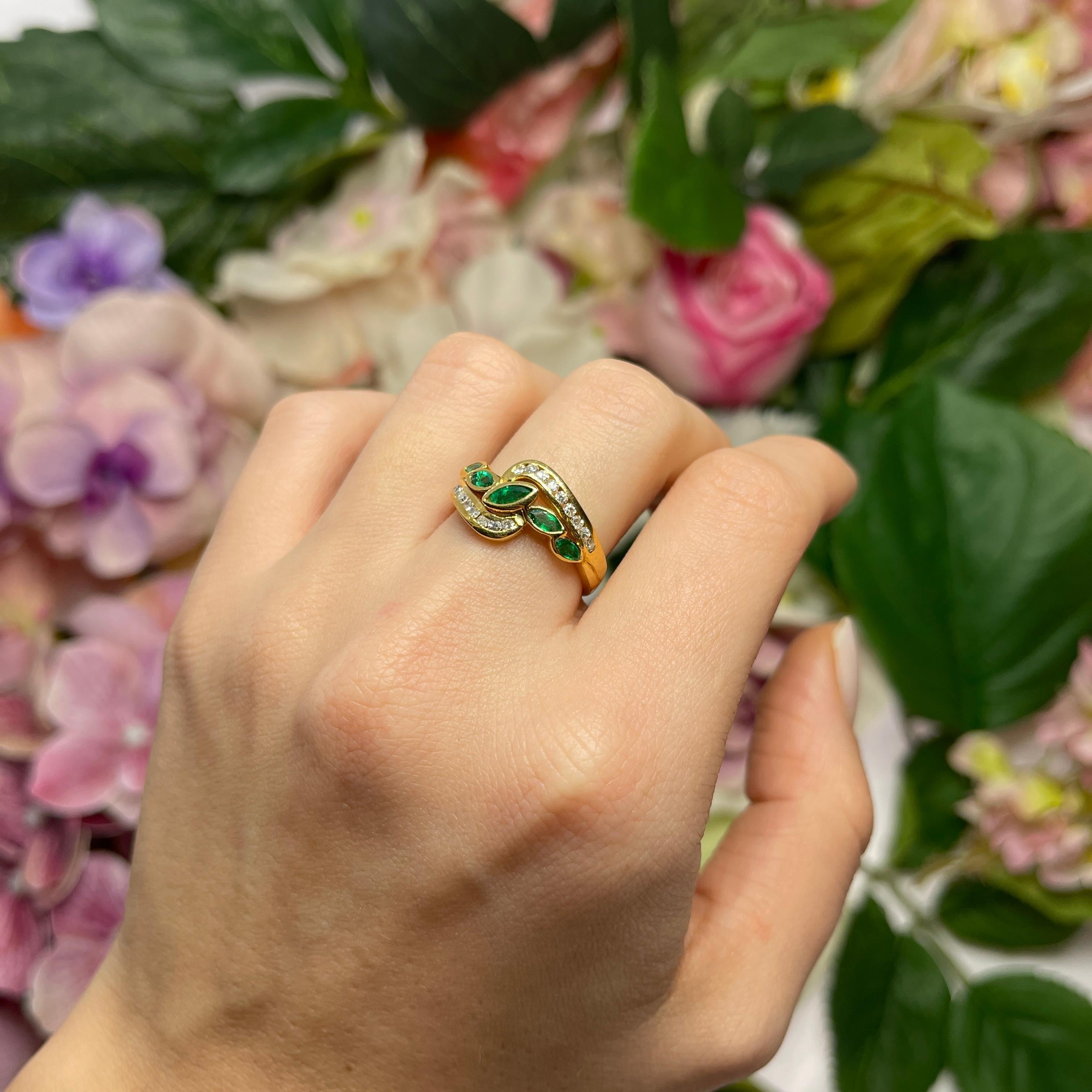 18kt Yellow Gold Ring with Emeralds and Diamonds For Sale 3