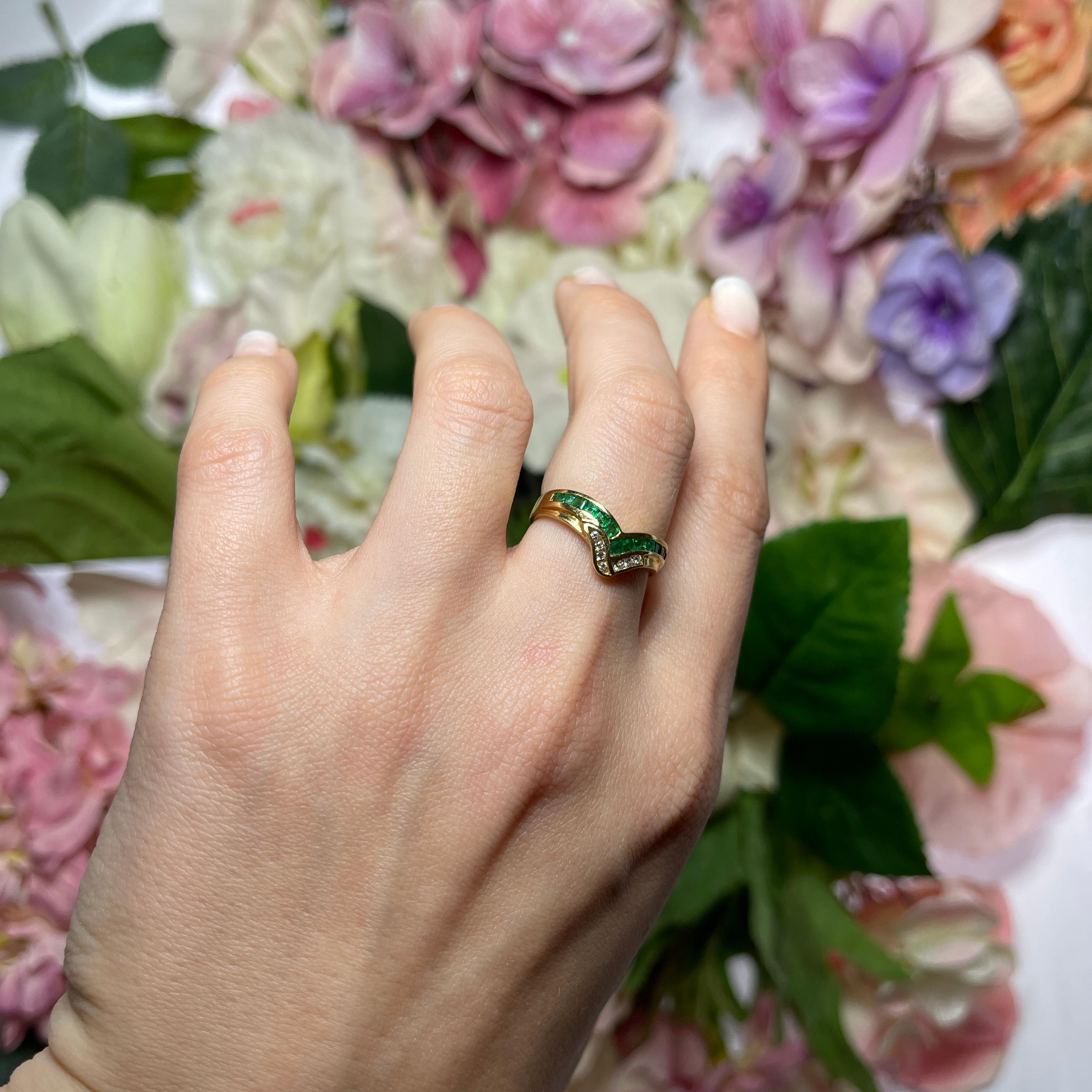 18kt Yellow Gold Ring with Emeralds and Diamonds For Sale 4