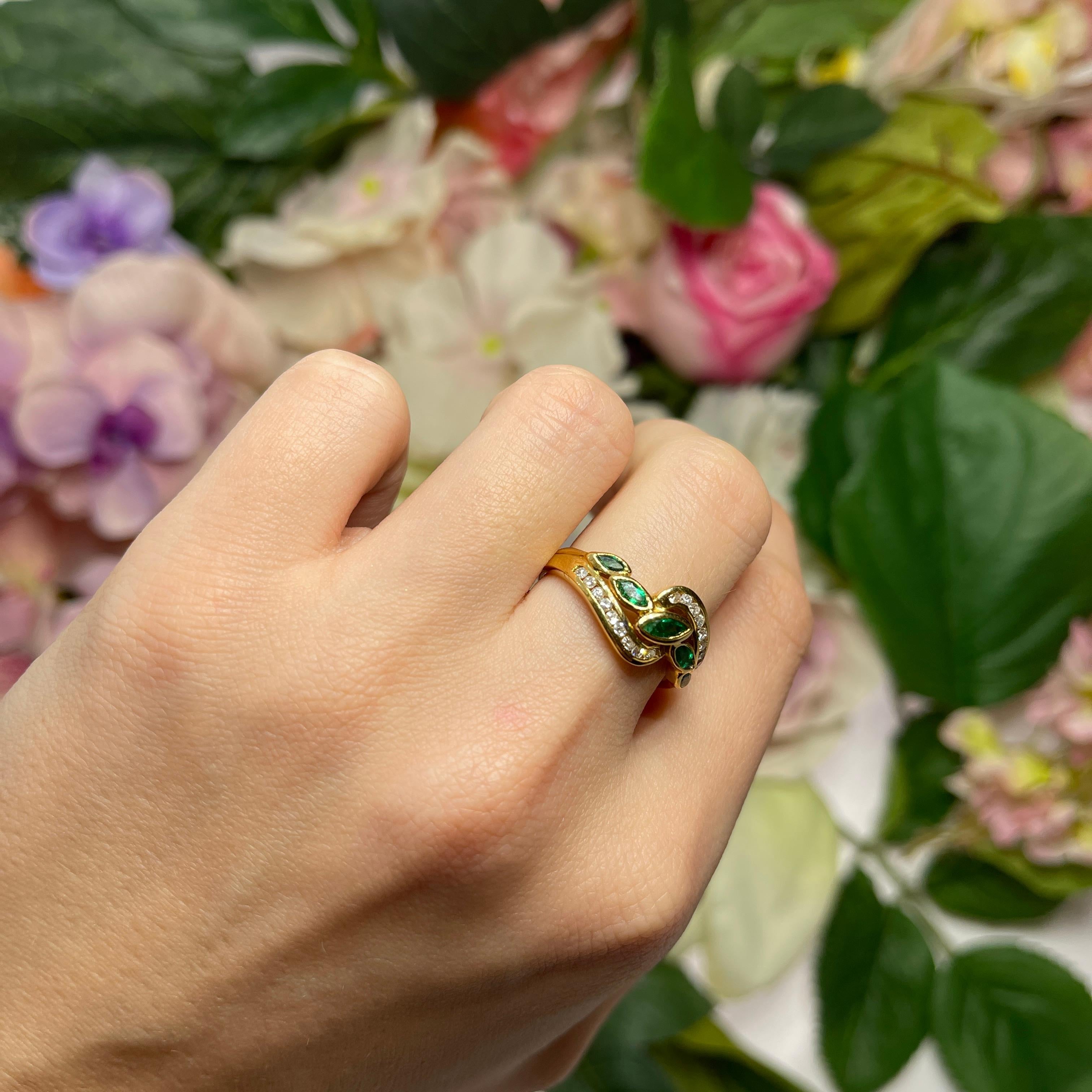 18kt Yellow Gold Ring with Emeralds and Diamonds For Sale 4