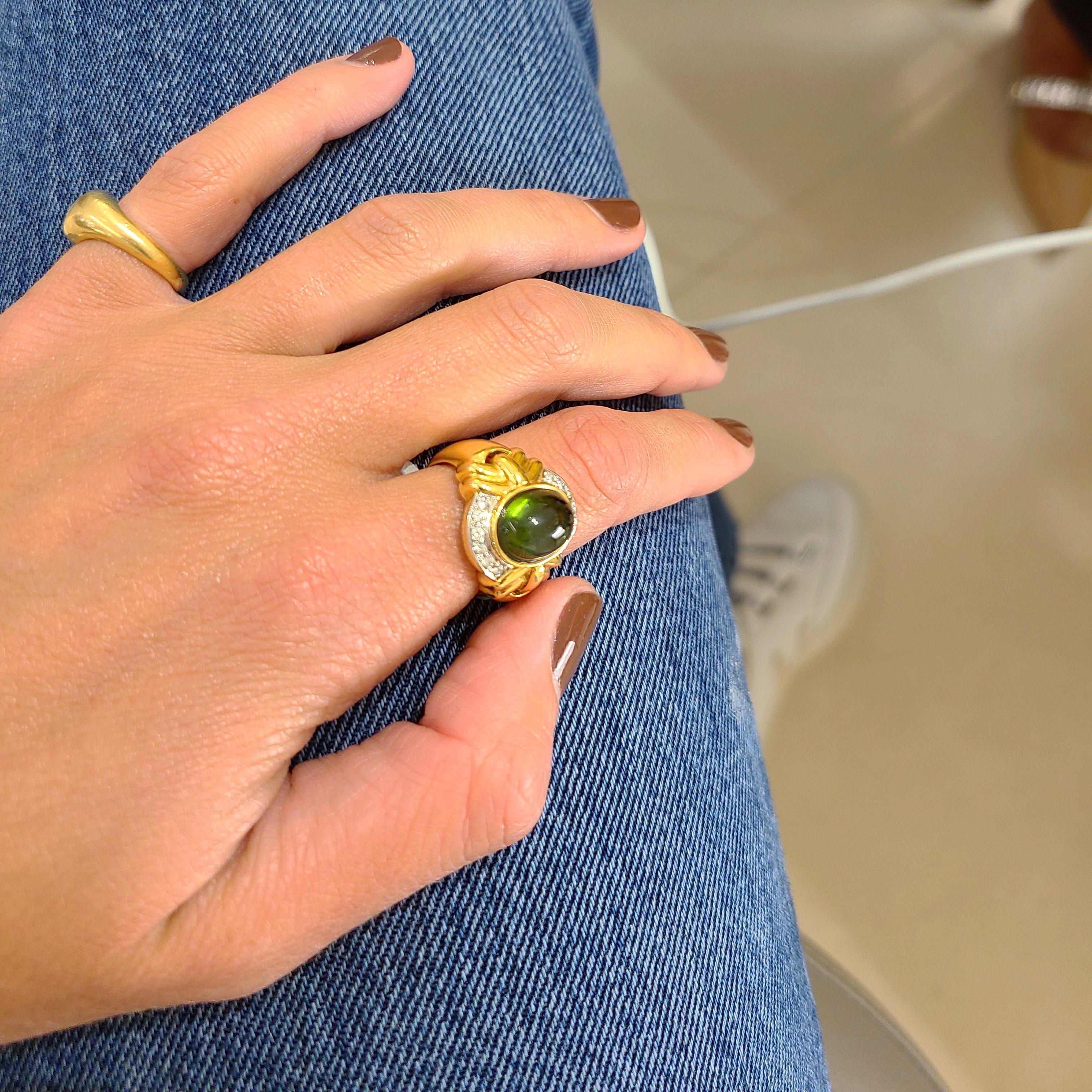 18 Karat Gelbgold Ring mit grünem Turmalin und .25 Karat Diamanten (Retro) im Angebot