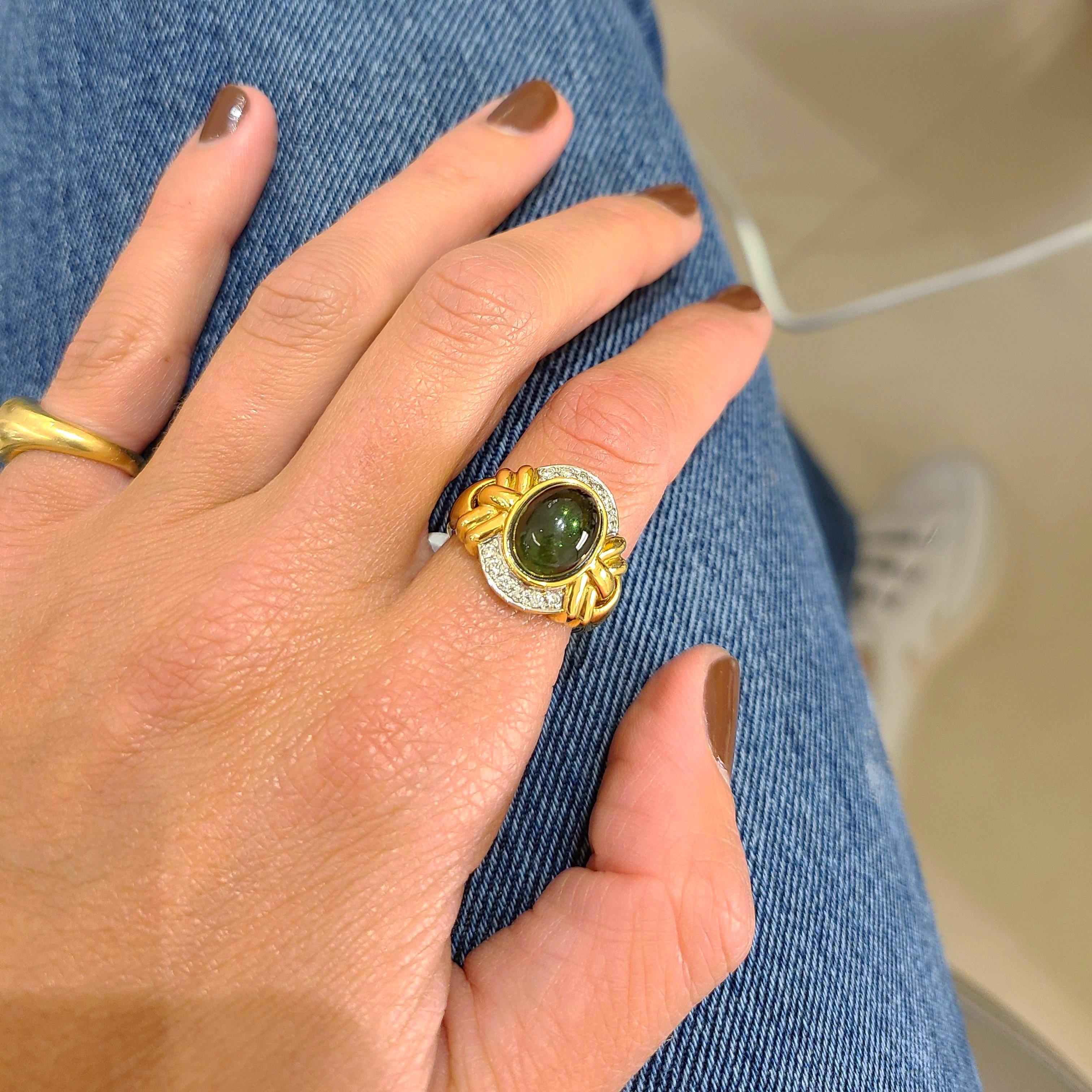 18 Karat Gelbgold Ring mit grünem Turmalin und .25 Karat Diamanten (Ovalschliff) im Angebot