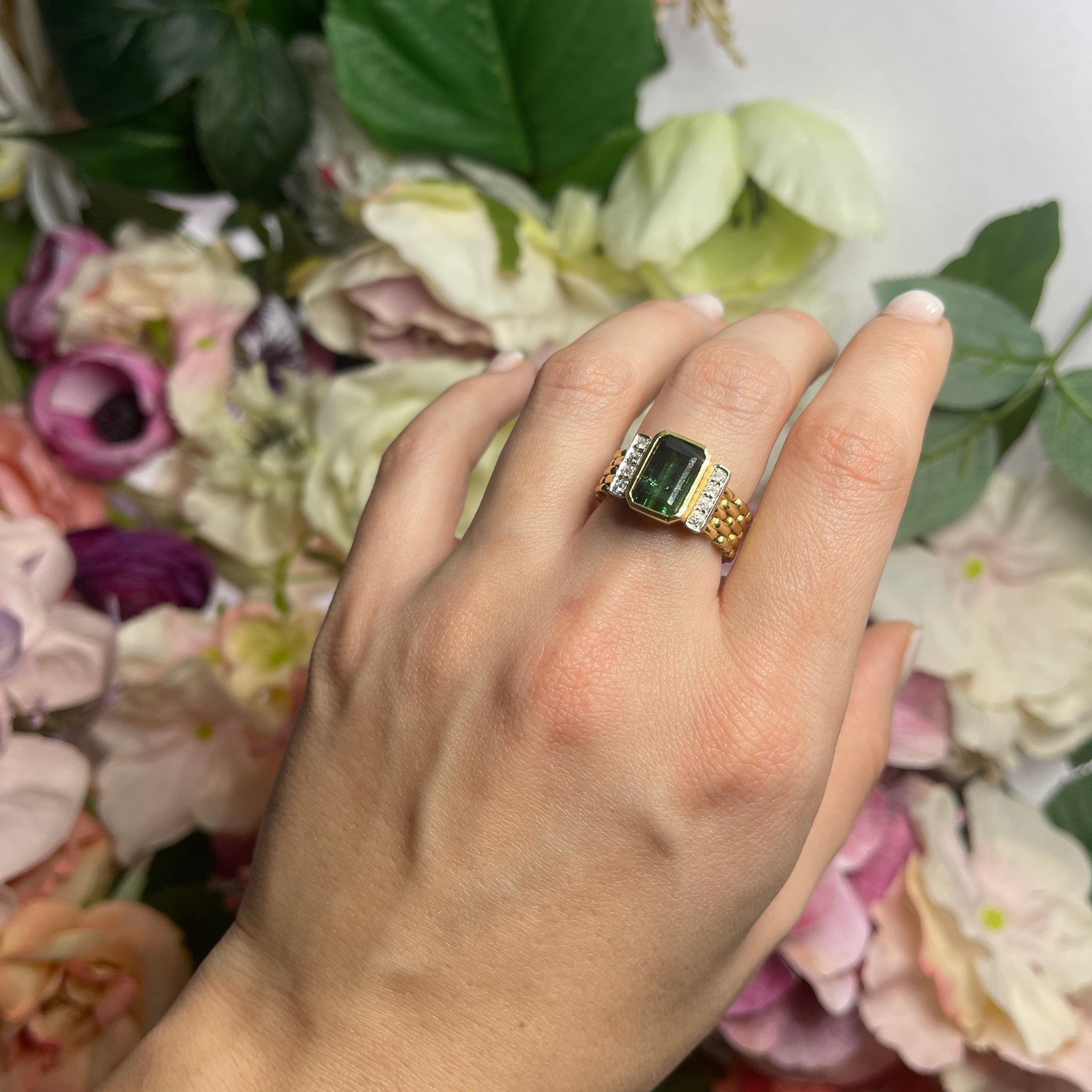18kt Yellow Gold Ring with Green Tourmaline and Diamonds For Sale 5