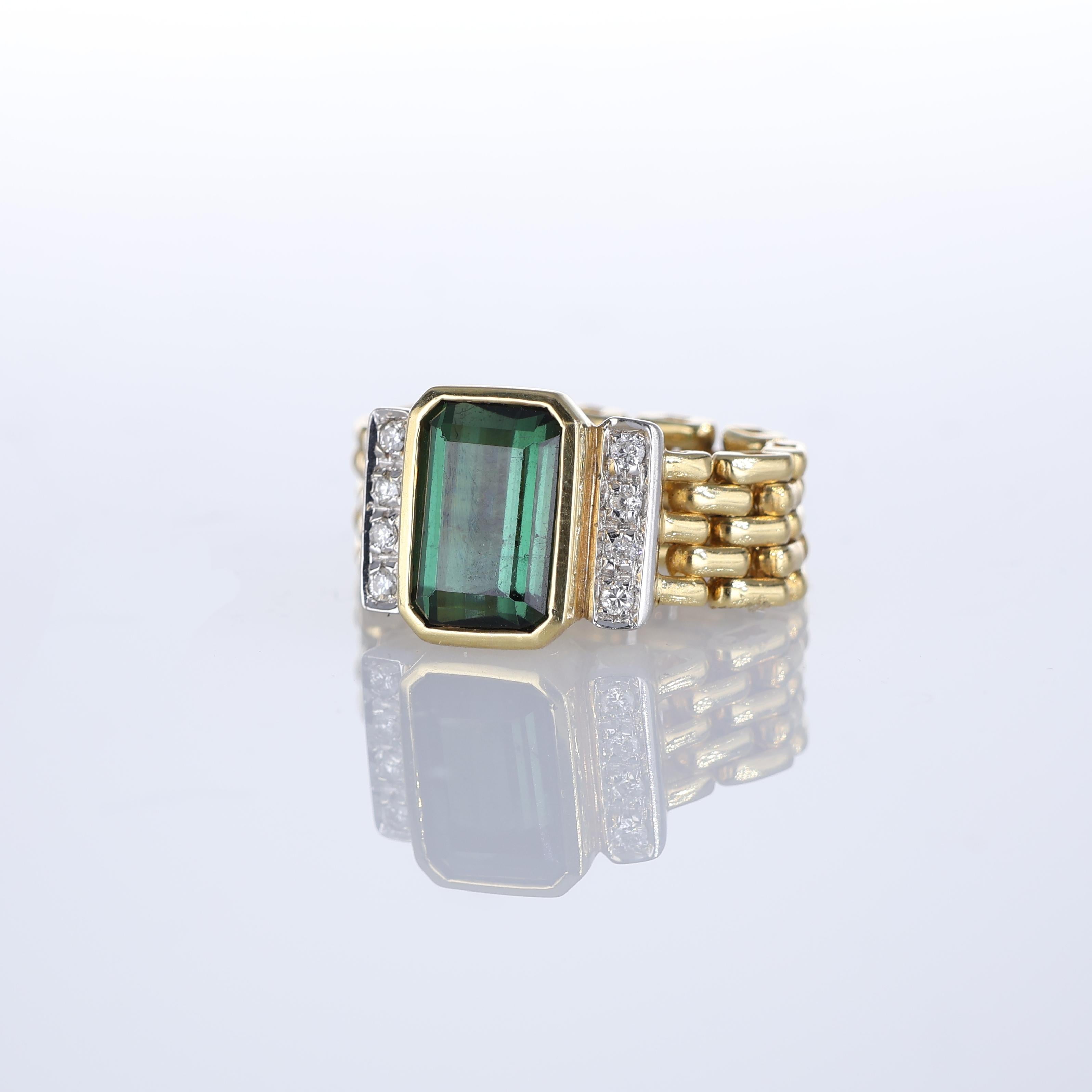18kt Yellow Gold Ring with Green Tourmaline and Diamonds In New Condition For Sale In Bergamo, BG
