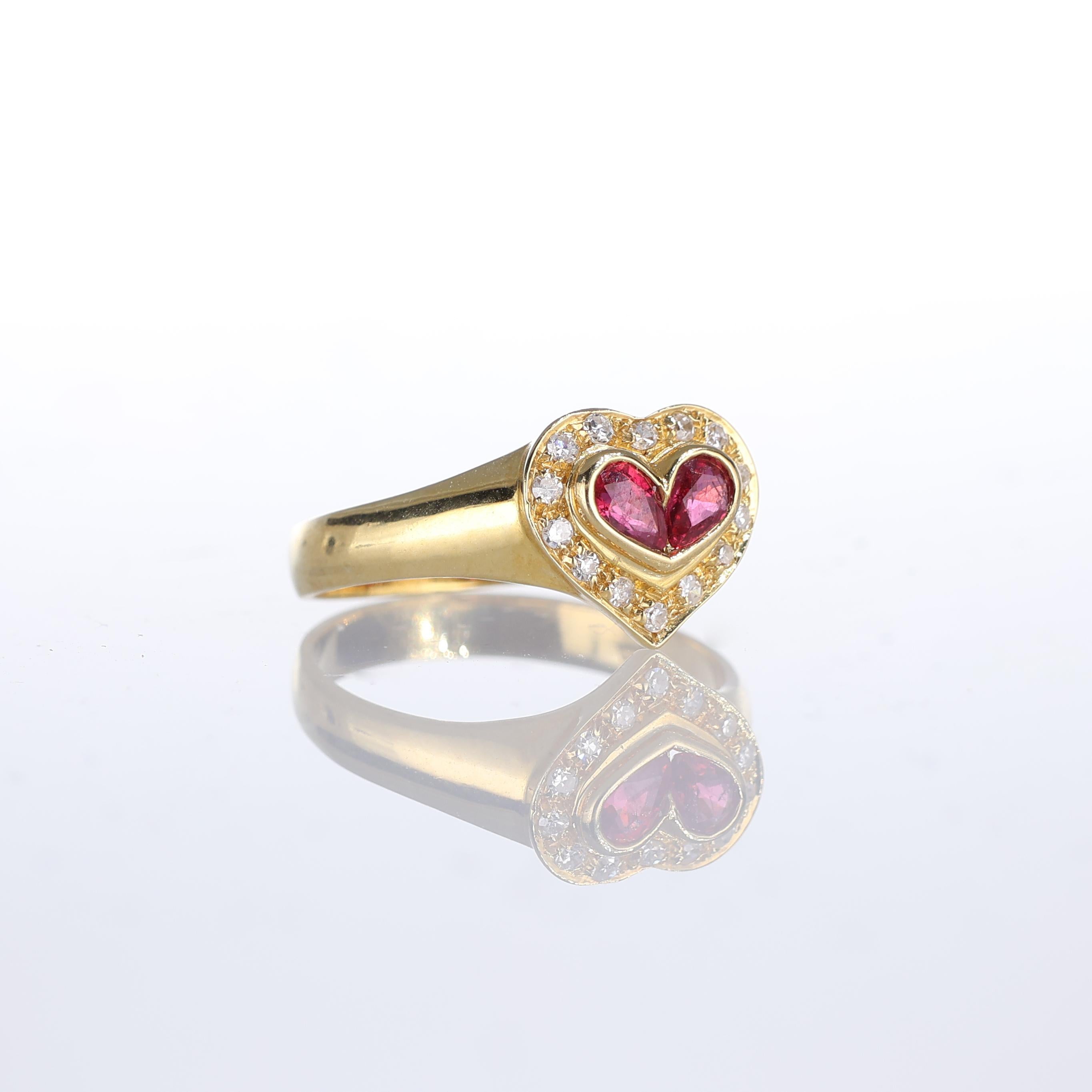 Taille brillant Bague en or jaune 18kt avec motif de cœur, gouttes de rubis et pavé de diamants  Descripti en vente