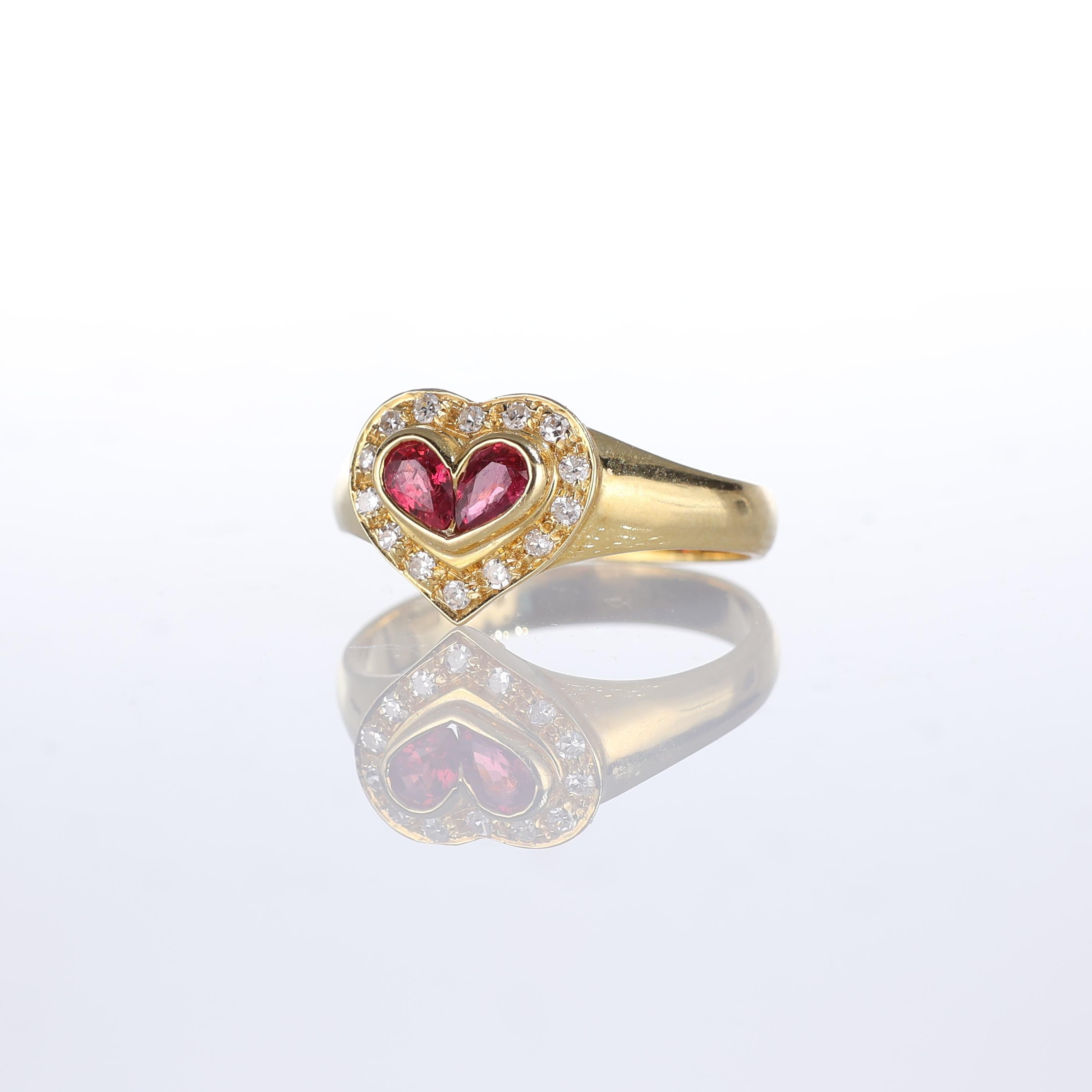 Bague en or jaune 18kt avec motif de cœur, gouttes de rubis et pavé de diamants  Descripti Neuf - En vente à Bergamo, BG