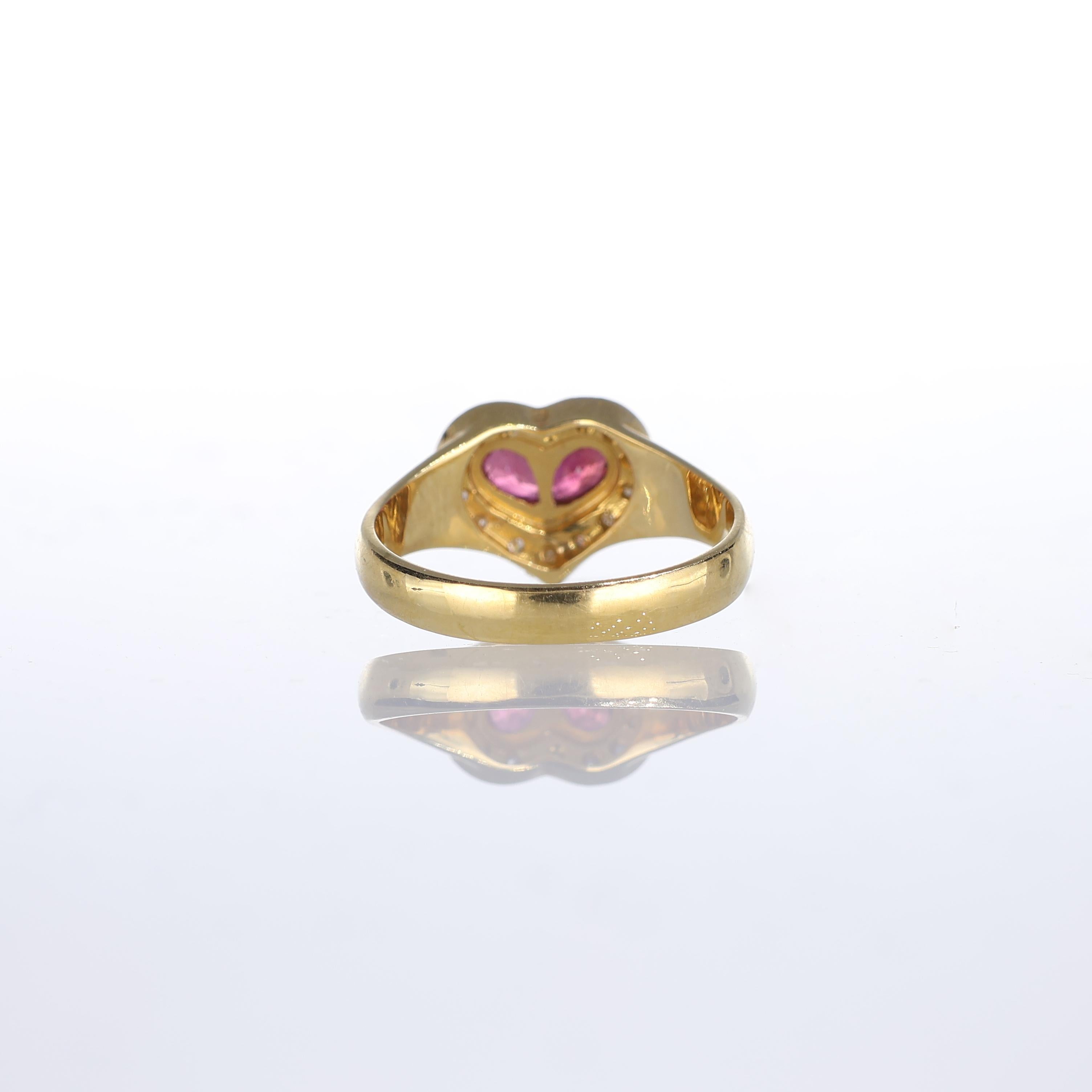 Bague en or jaune 18kt avec motif de cœur, gouttes de rubis et pavé de diamants  Descripti Unisexe en vente