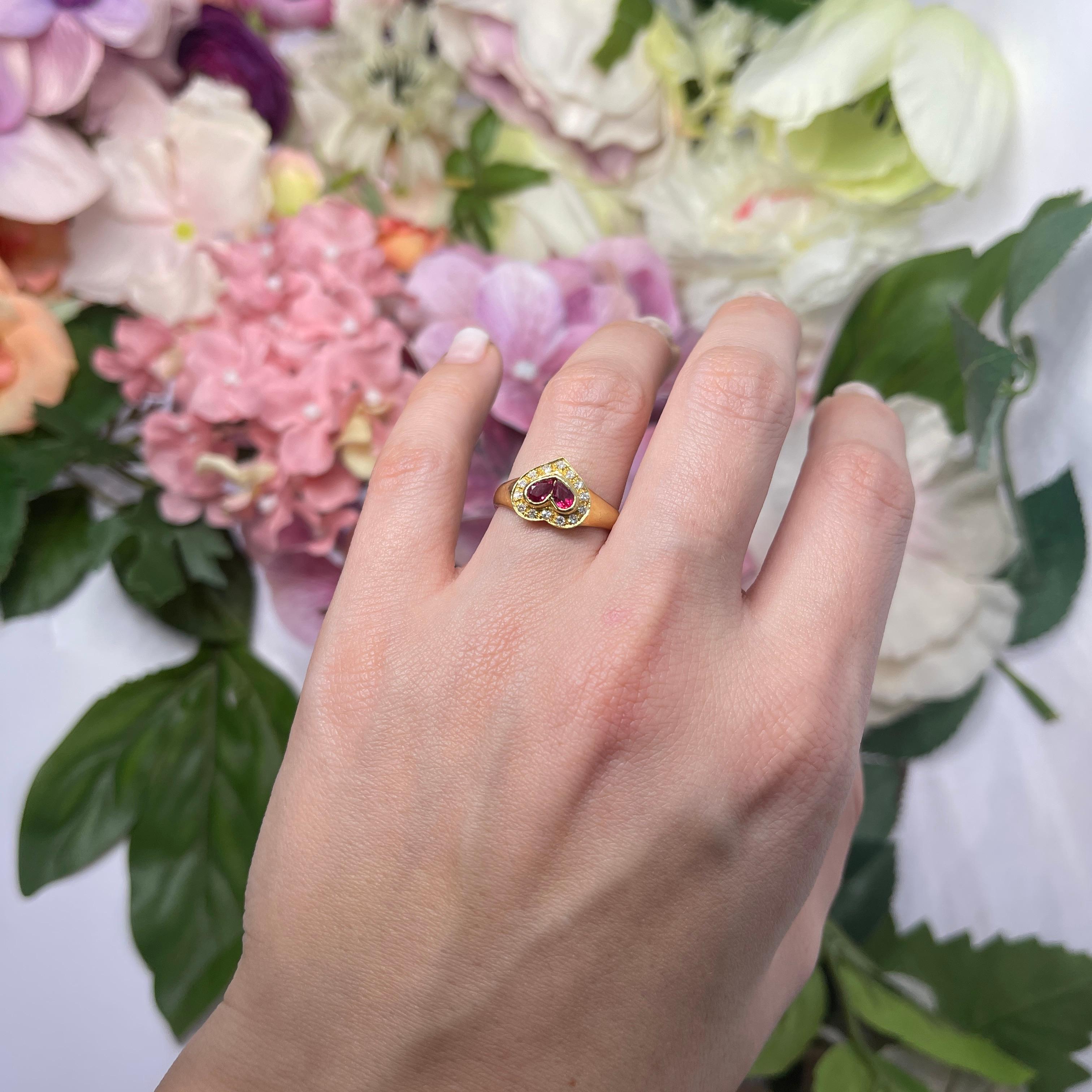 Bague en or jaune 18kt avec motif de cœur, gouttes de rubis et pavé de diamants  Descripti en vente 1